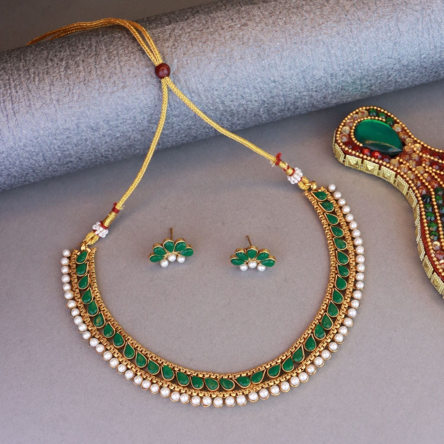 Gold-Polished Traditional Green Choker Necklace Jewellery Set For Women/Girls - Wahe Jewels Noz2Toz