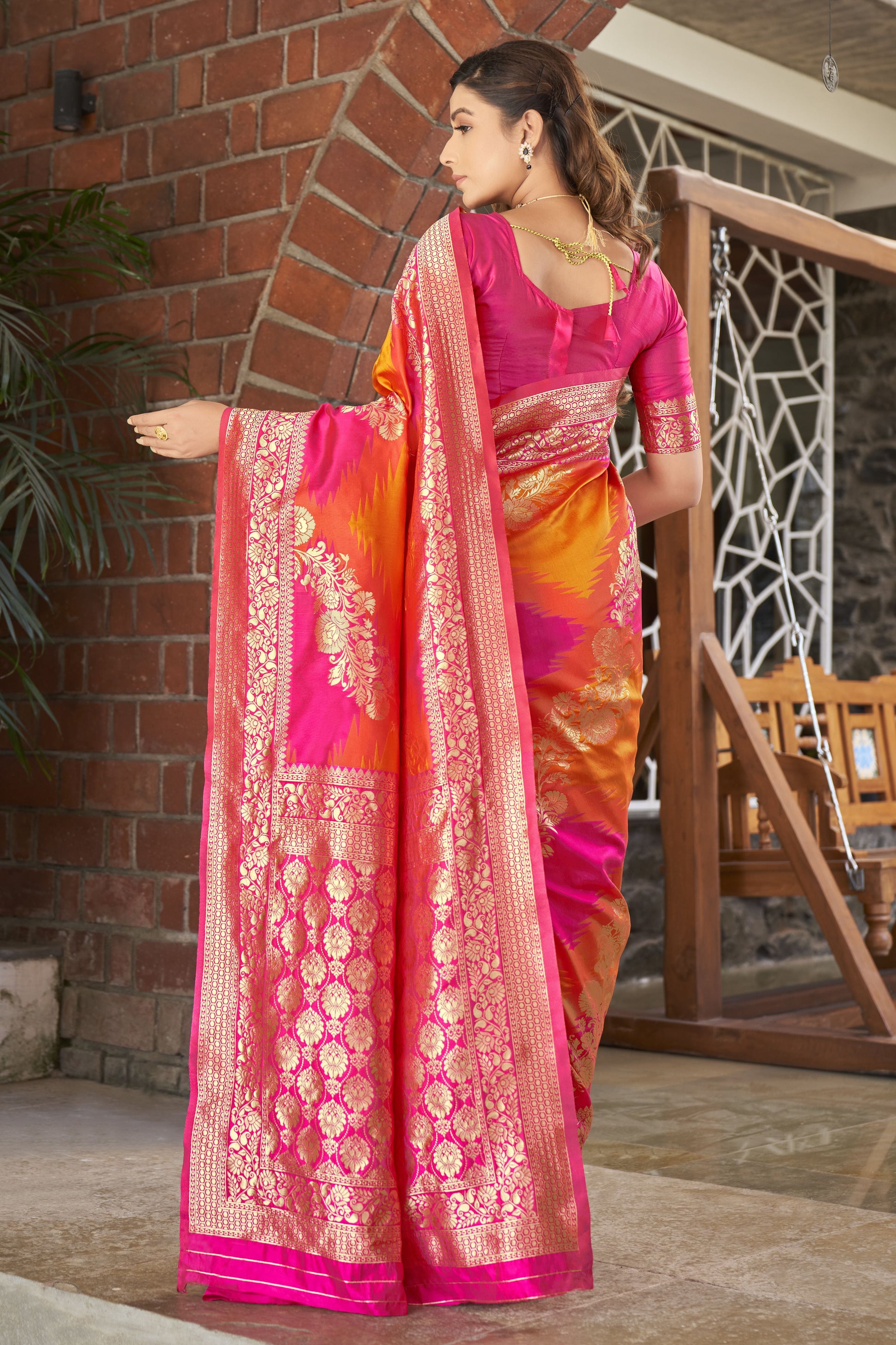 MANOHARI Banarasi Silk Blend Jacquard Work Saree - Pink