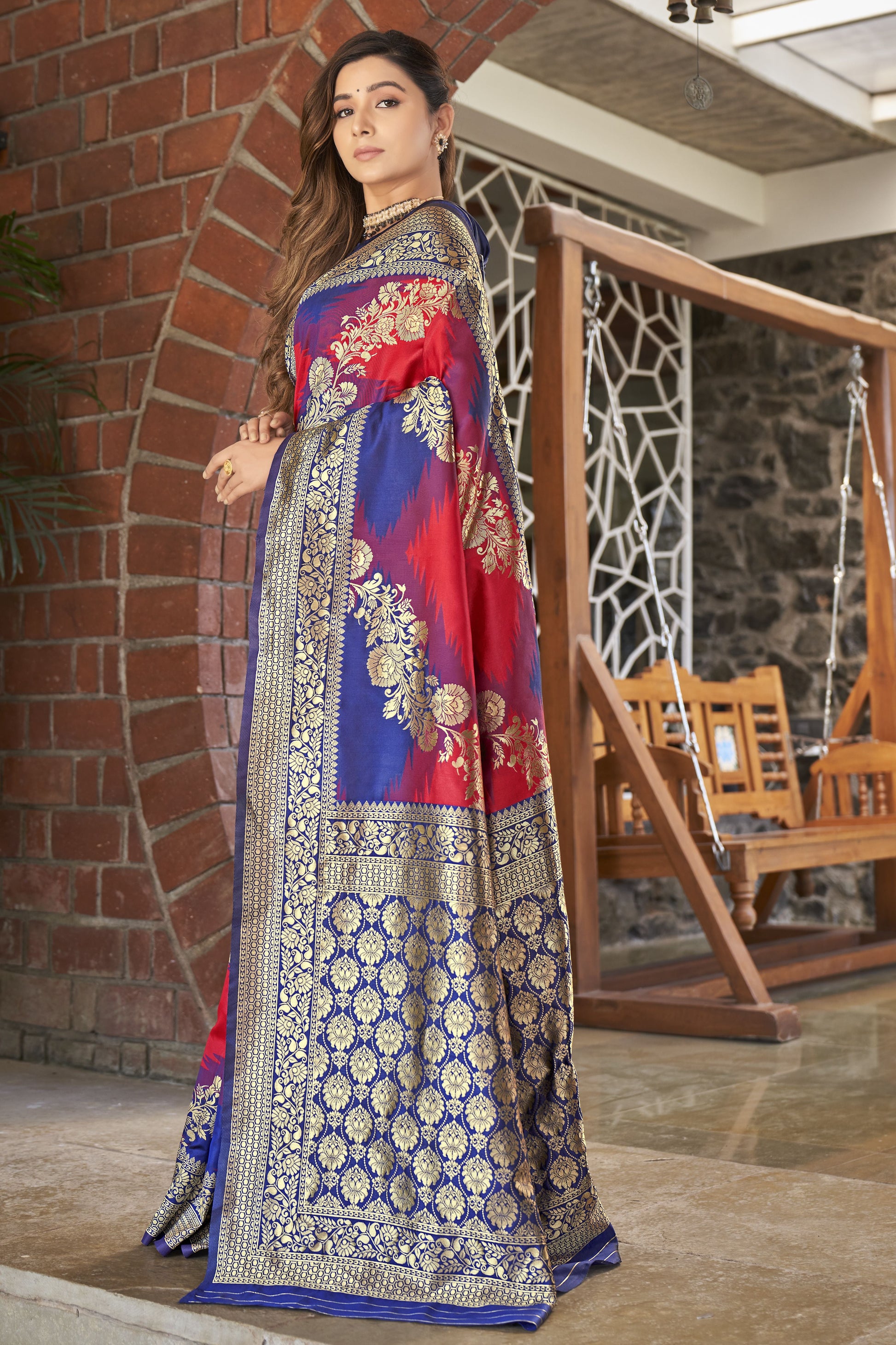 MANOHARI Banarasi Silk Blend Jacquard Work Saree - Red