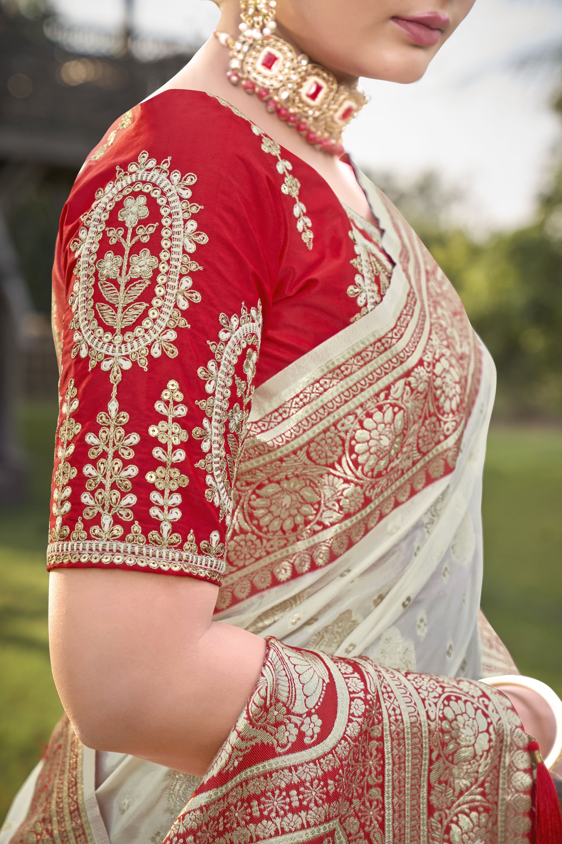 MANOHARI Banarasi Silk Blend Jacquard Work Saree - Red