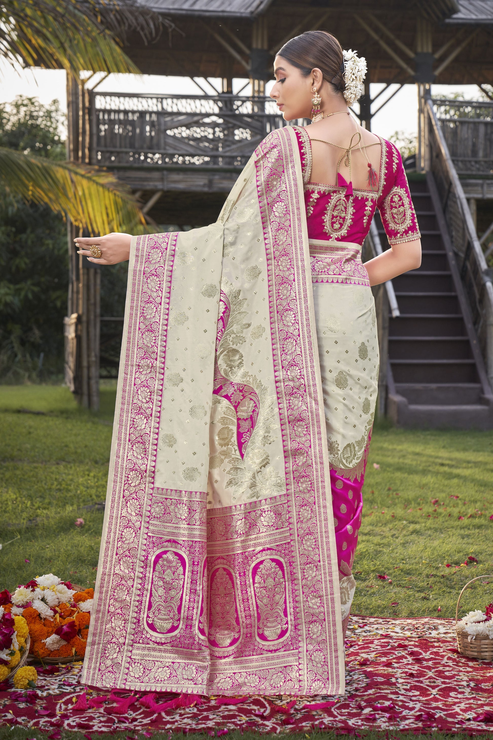 MANOHARI Banarasi Silk Blend Jacquard Work Saree - Pink