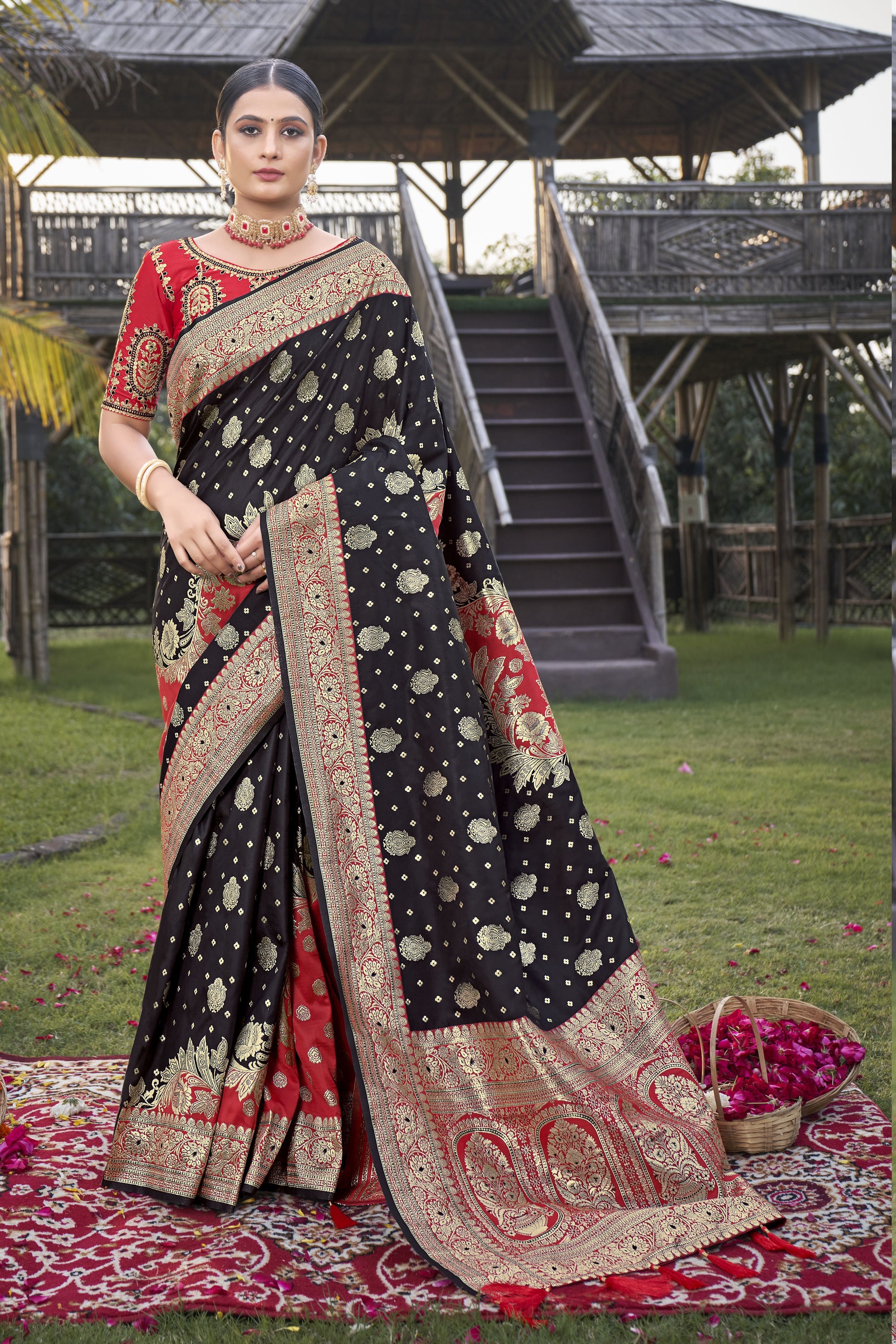MANOHARI Banarasi Silk Blend Jacquard Work Saree - Black