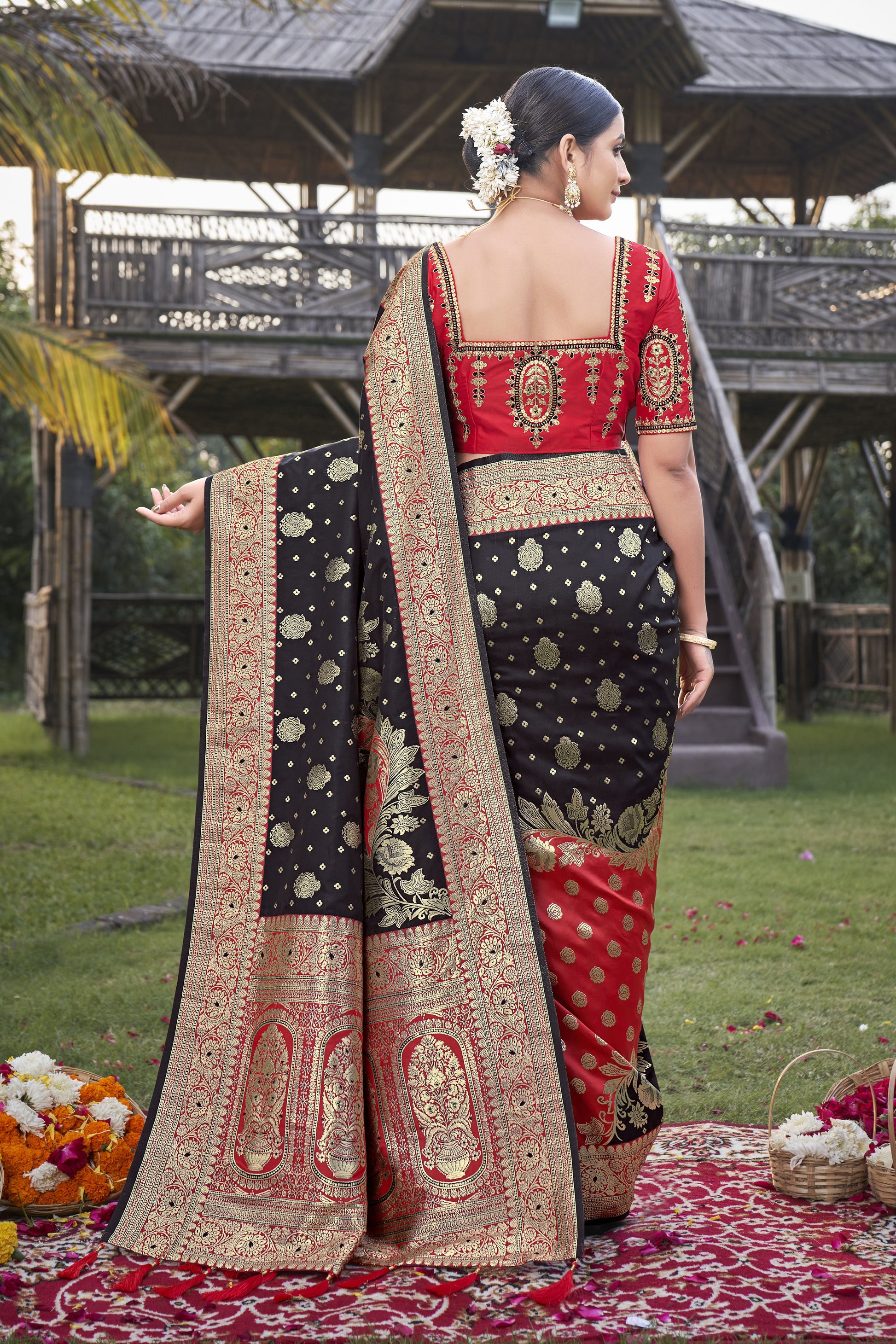 MANOHARI Banarasi Silk Blend Jacquard Work Saree - Black