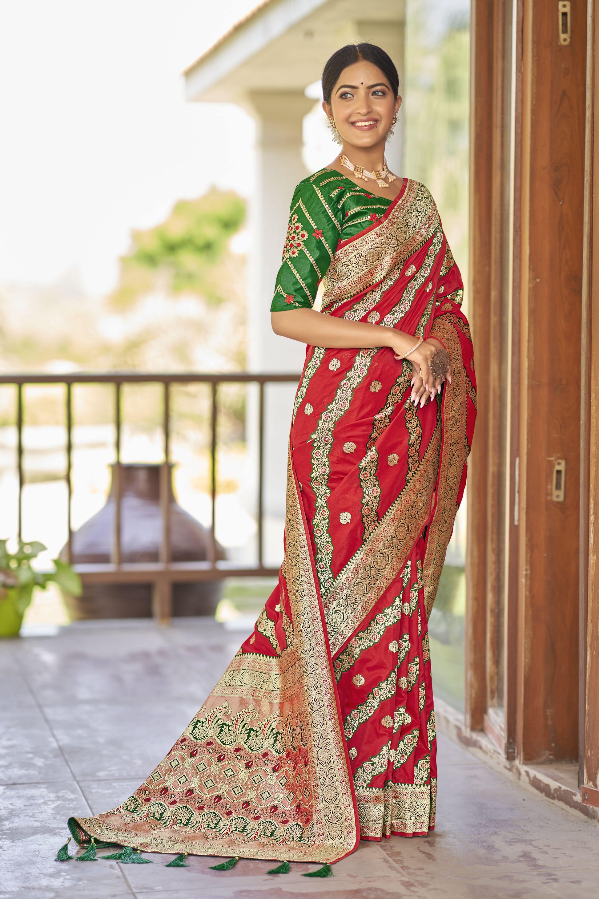 MANOHARI Banarasi Silk Blend Jacquard Work Saree - Red