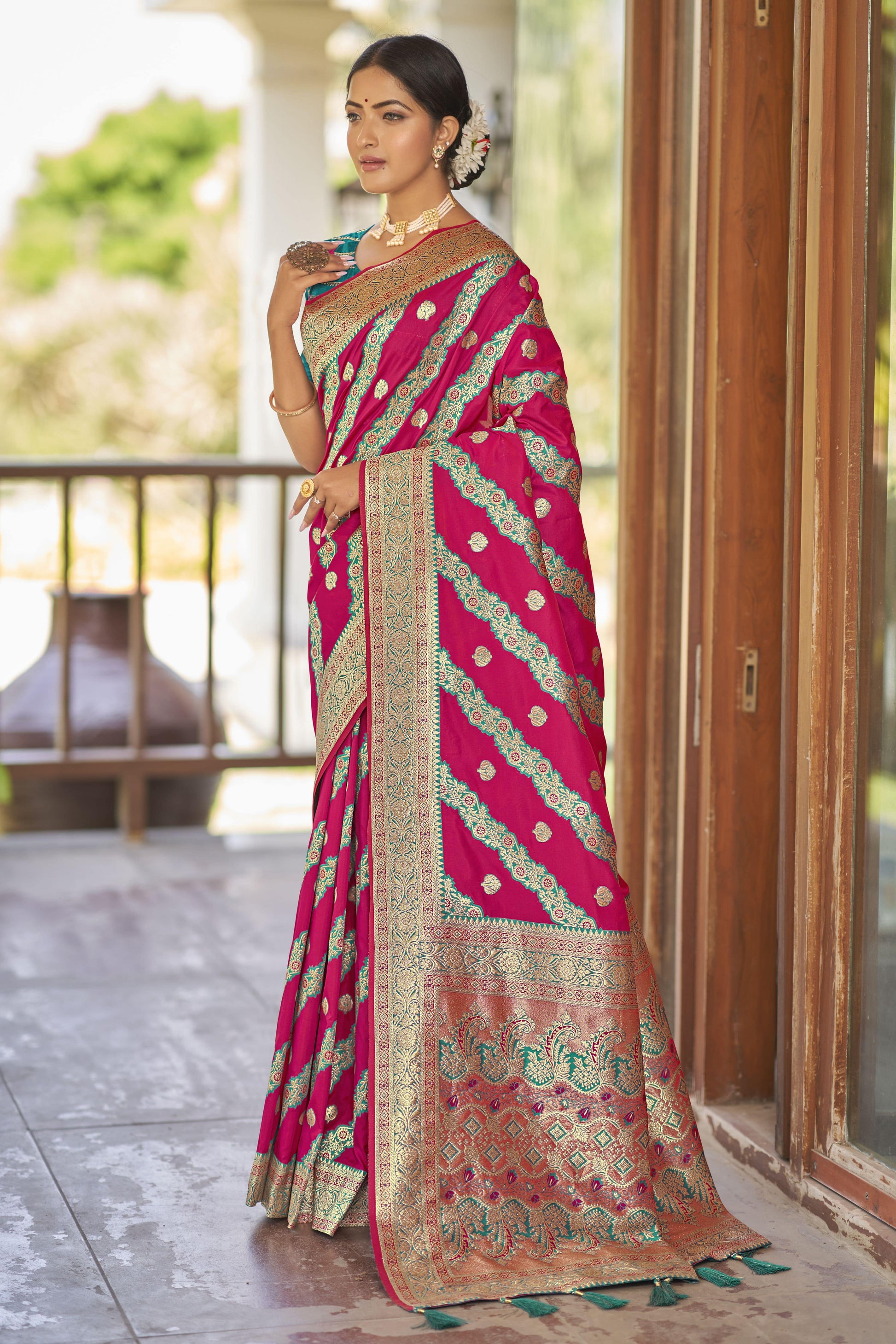 MANOHARI Banarasi Silk Blend Jacquard Work Saree - Pink