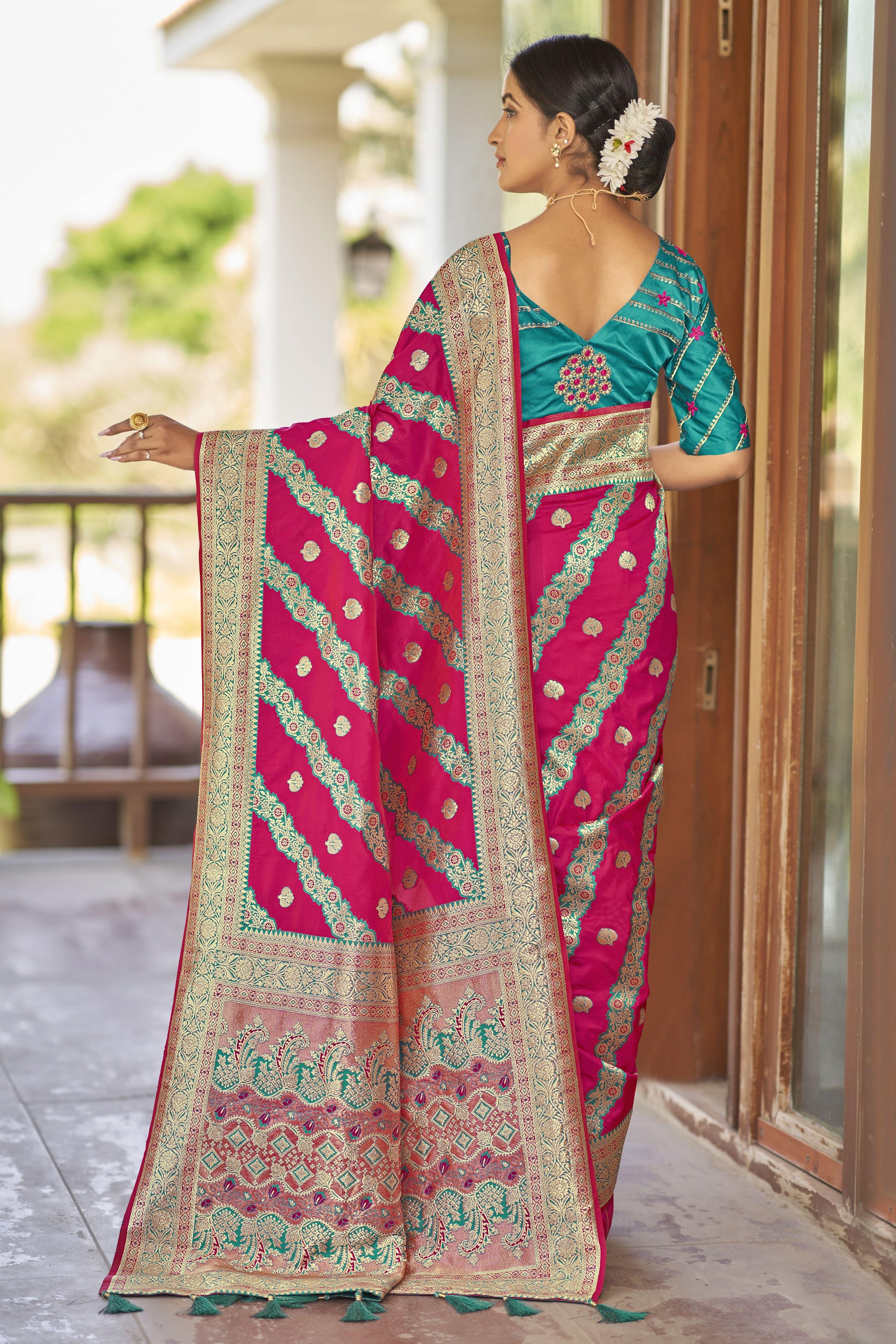 MANOHARI Banarasi Silk Blend Jacquard Work Saree - Pink