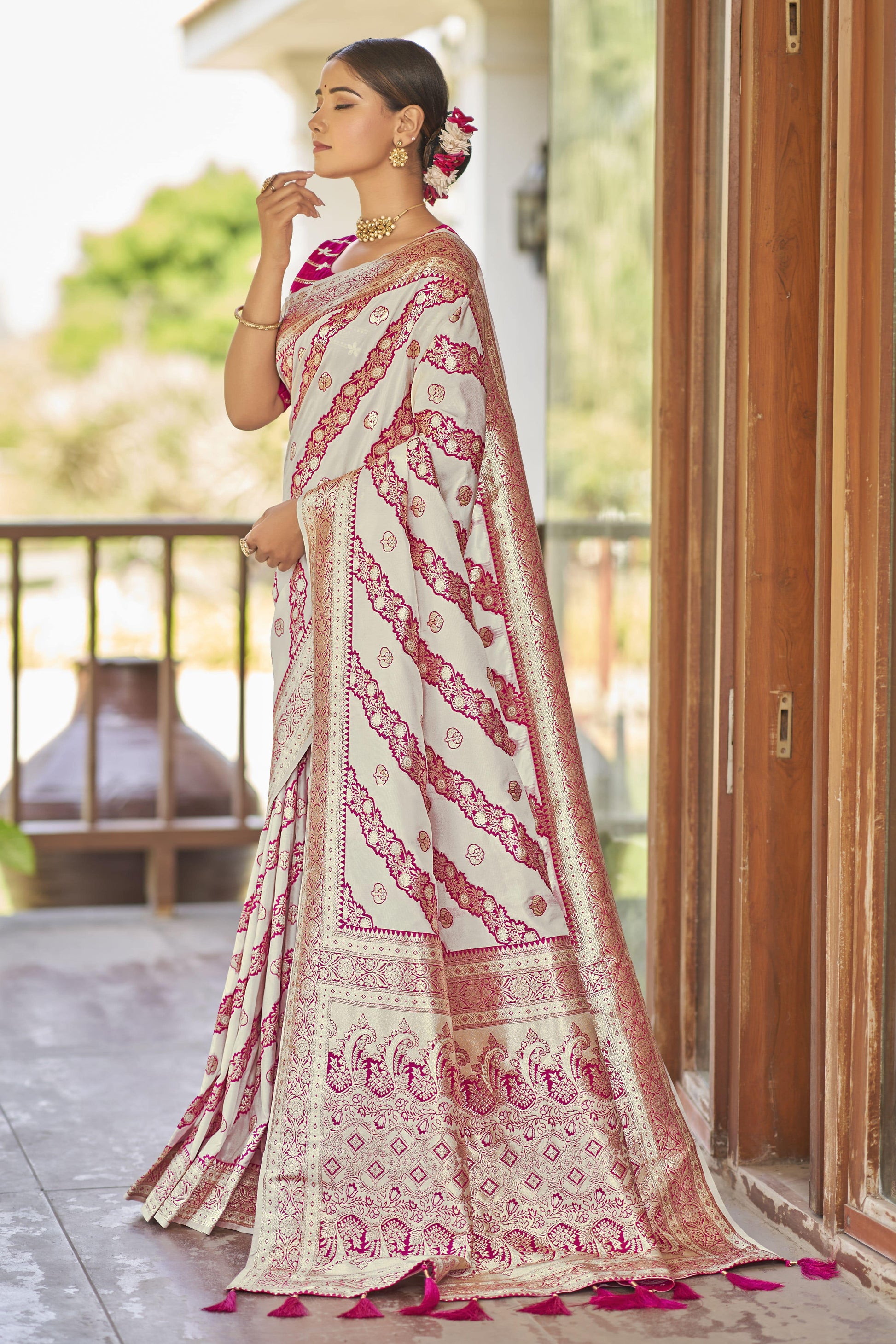 MANOHARI Banarasi Silk Blend Jacquard Work Saree - White
