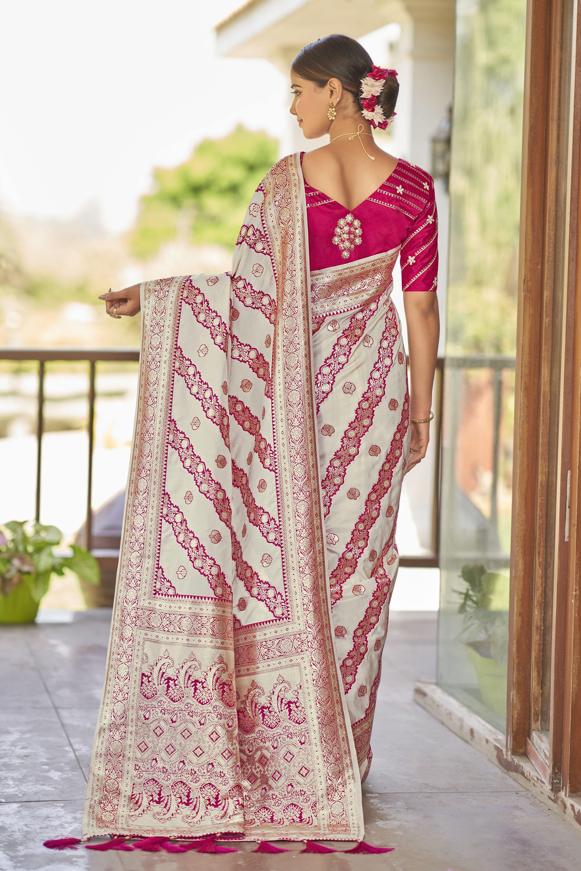 MANOHARI Banarasi Silk Blend Jacquard Work Saree - White