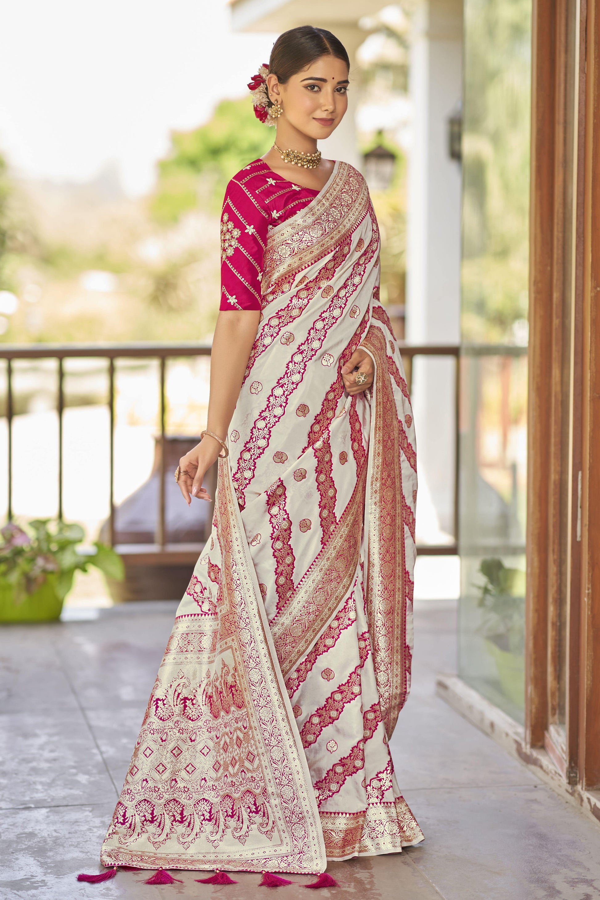 MANOHARI Banarasi Silk Blend Jacquard Work Saree - White