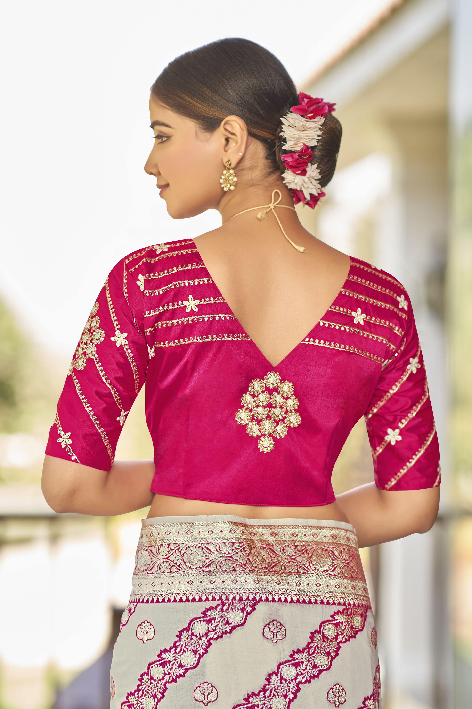 MANOHARI Banarasi Silk Blend Jacquard Work Saree - White