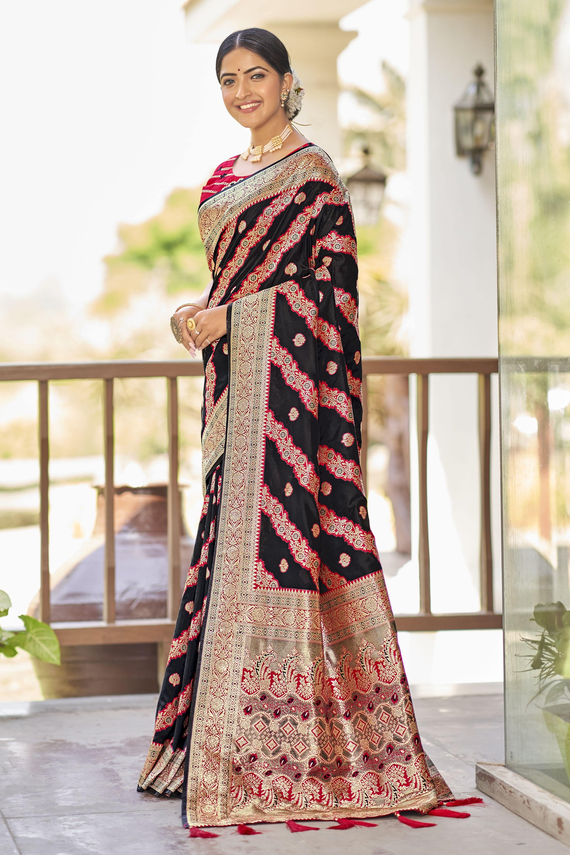 MANOHARI Banarasi Silk Blend Jacquard Work Saree - Black