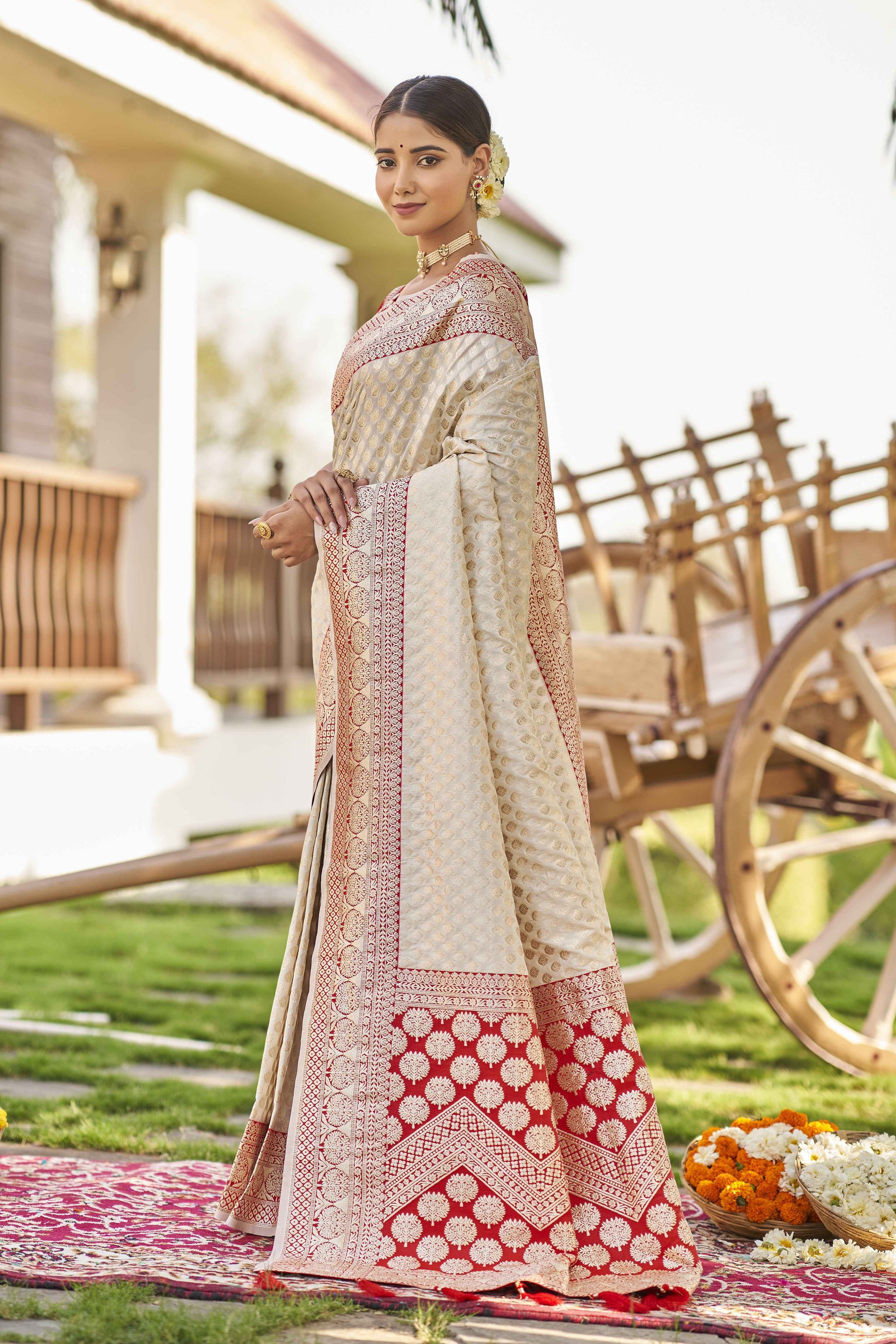 MANOHARI Banarasi Silk Blend Jacquard Work Saree - White