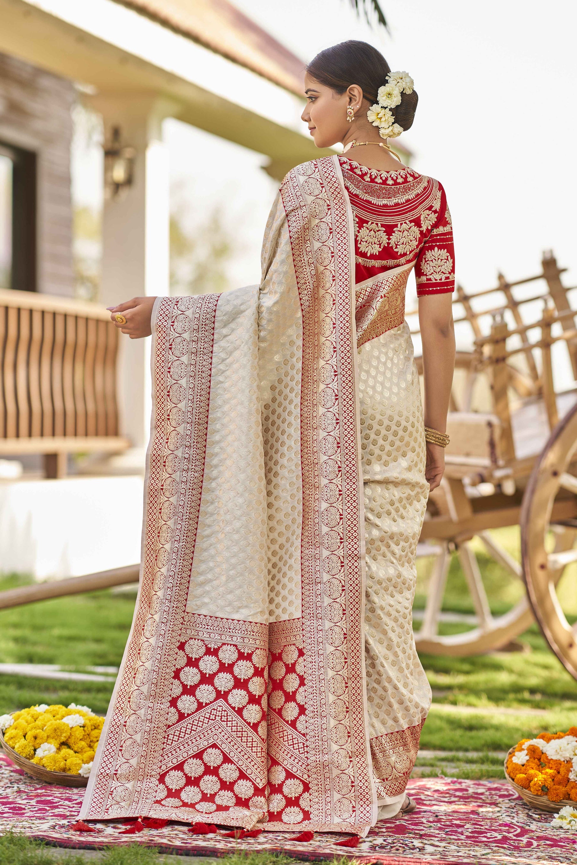 MANOHARI Banarasi Silk Blend Jacquard Work Saree - White