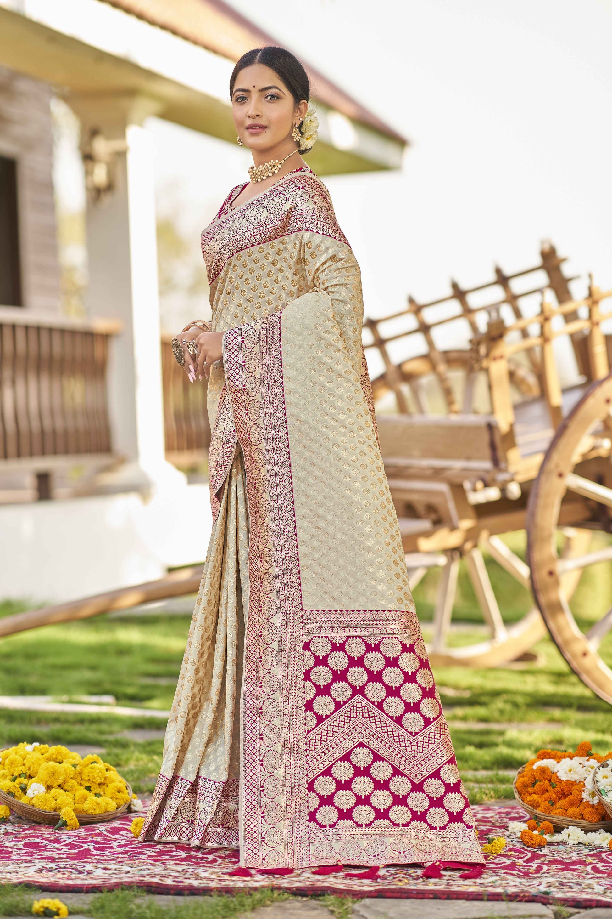 MANOHARI Banarasi Silk Blend Jacquard Work Saree - White