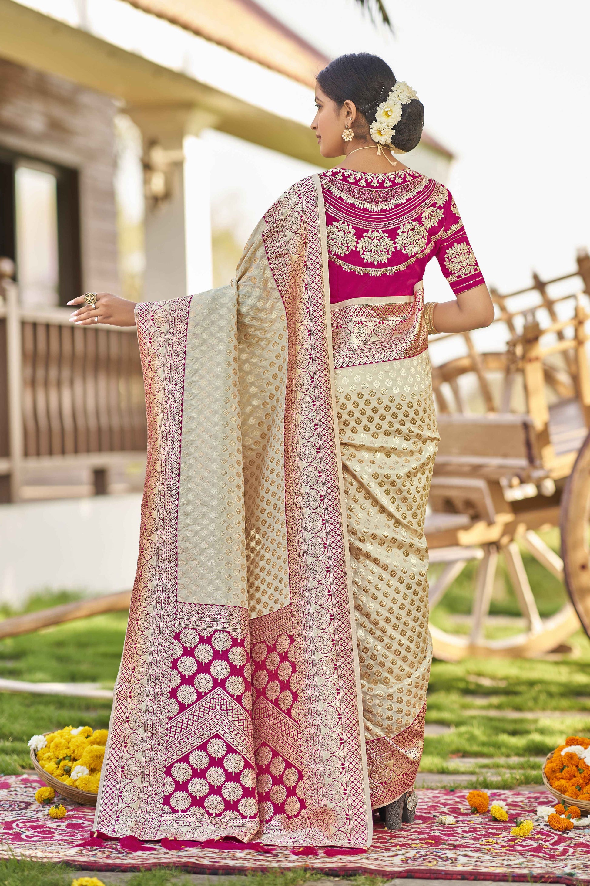 MANOHARI Banarasi Silk Blend Jacquard Work Saree - White