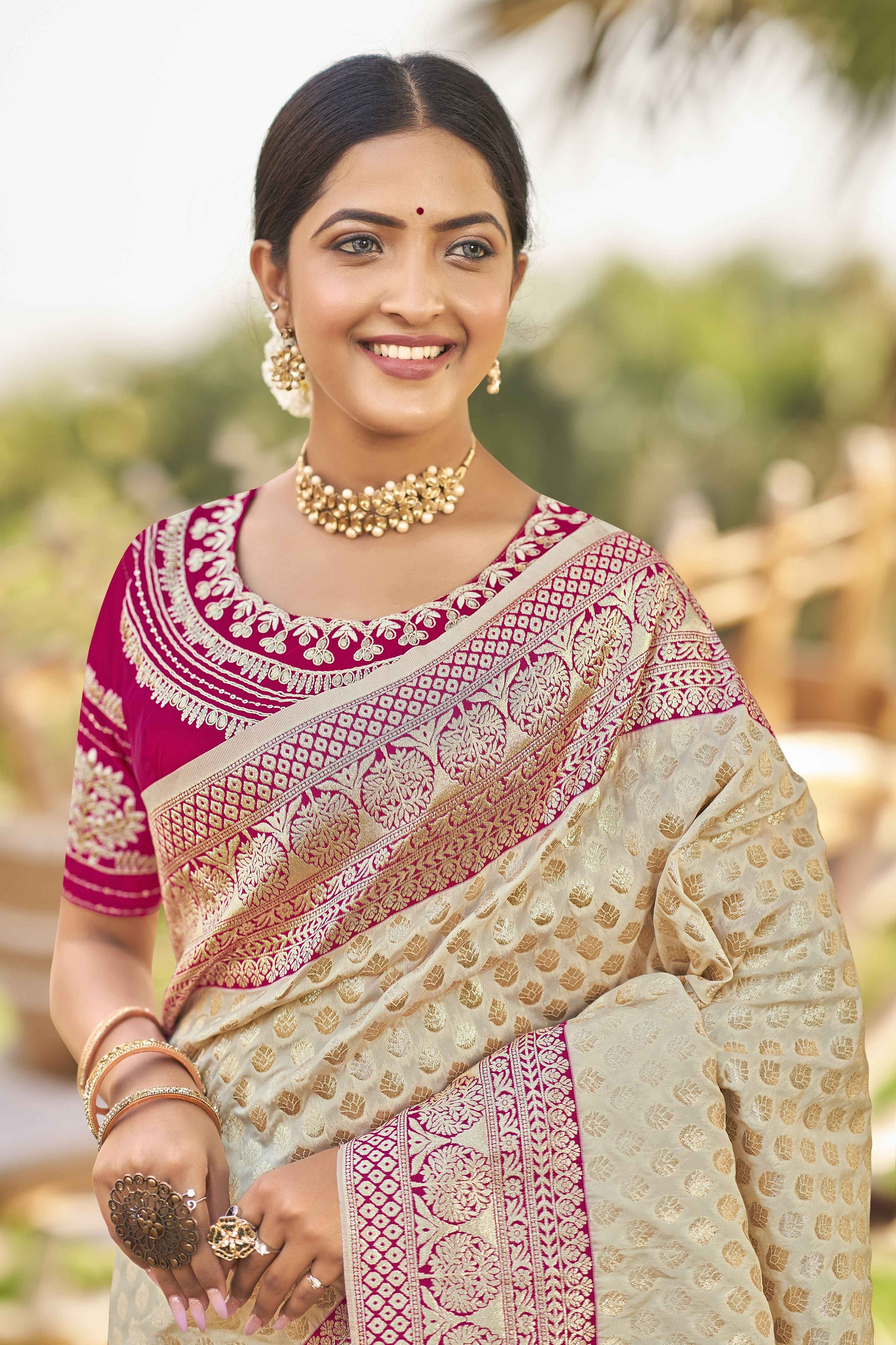 MANOHARI Banarasi Silk Blend Jacquard Work Saree - White