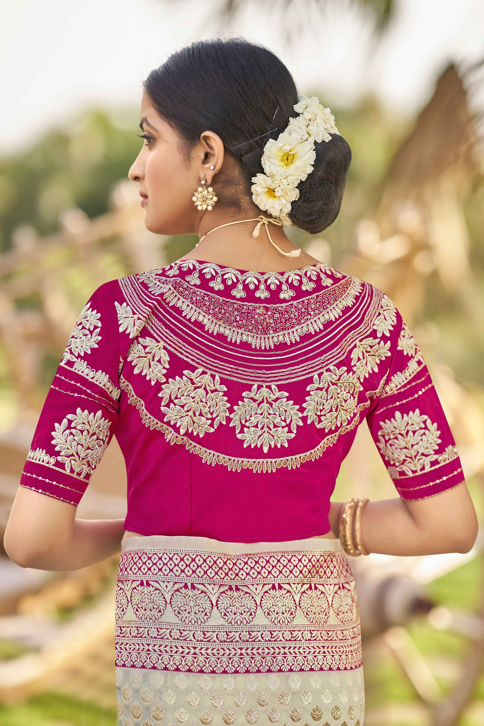 MANOHARI Banarasi Silk Blend Jacquard Work Saree - White
