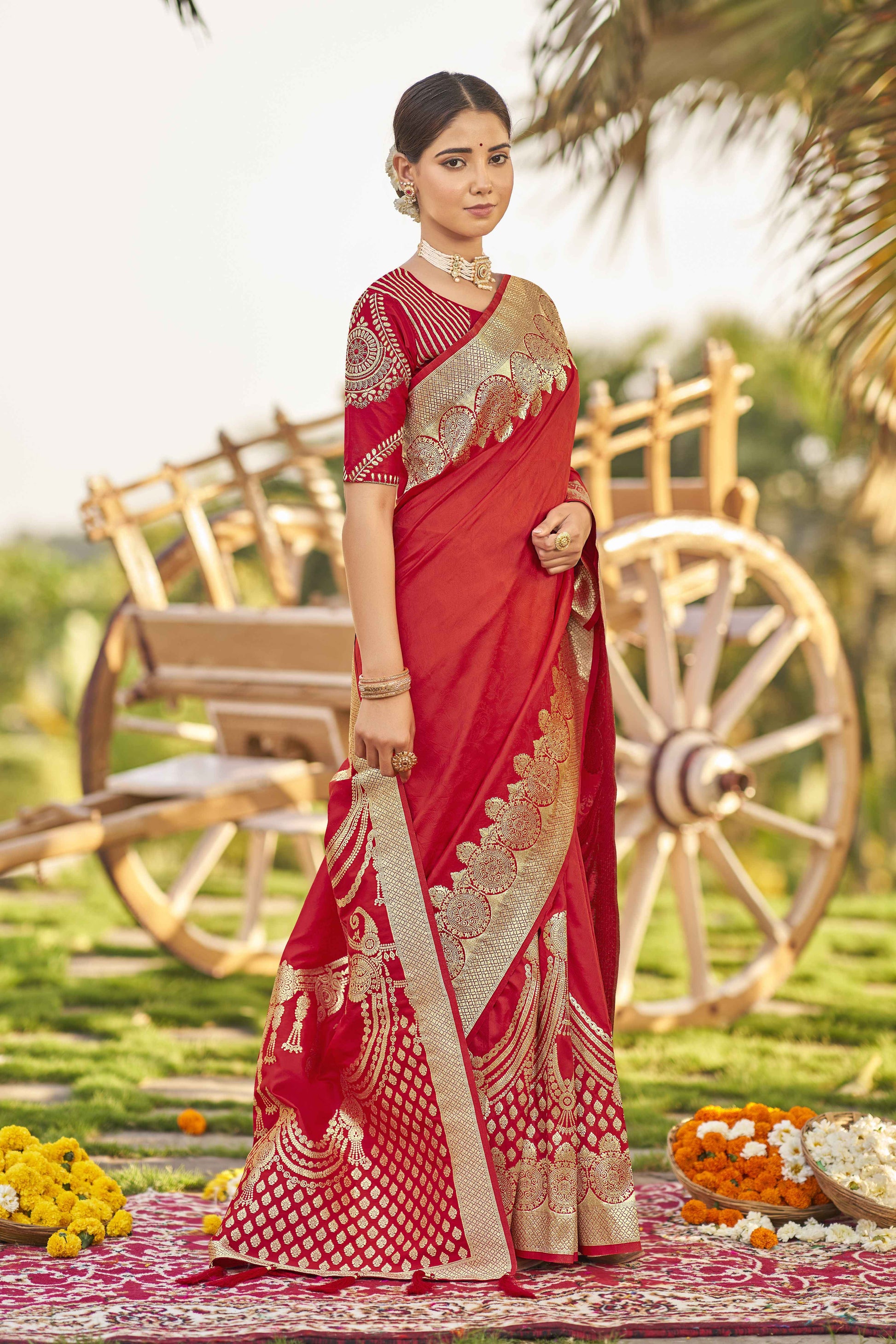 MANOHARI Banarasi Silk Blend Jacquard Work Saree - Red