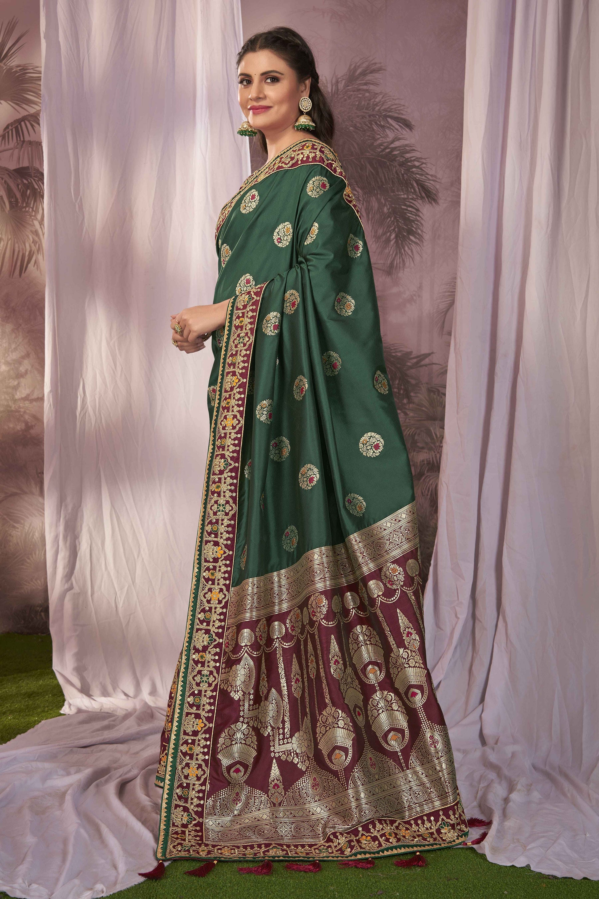 MANOHARI Banarasi Silk Blend Jacquard Work Saree - Green