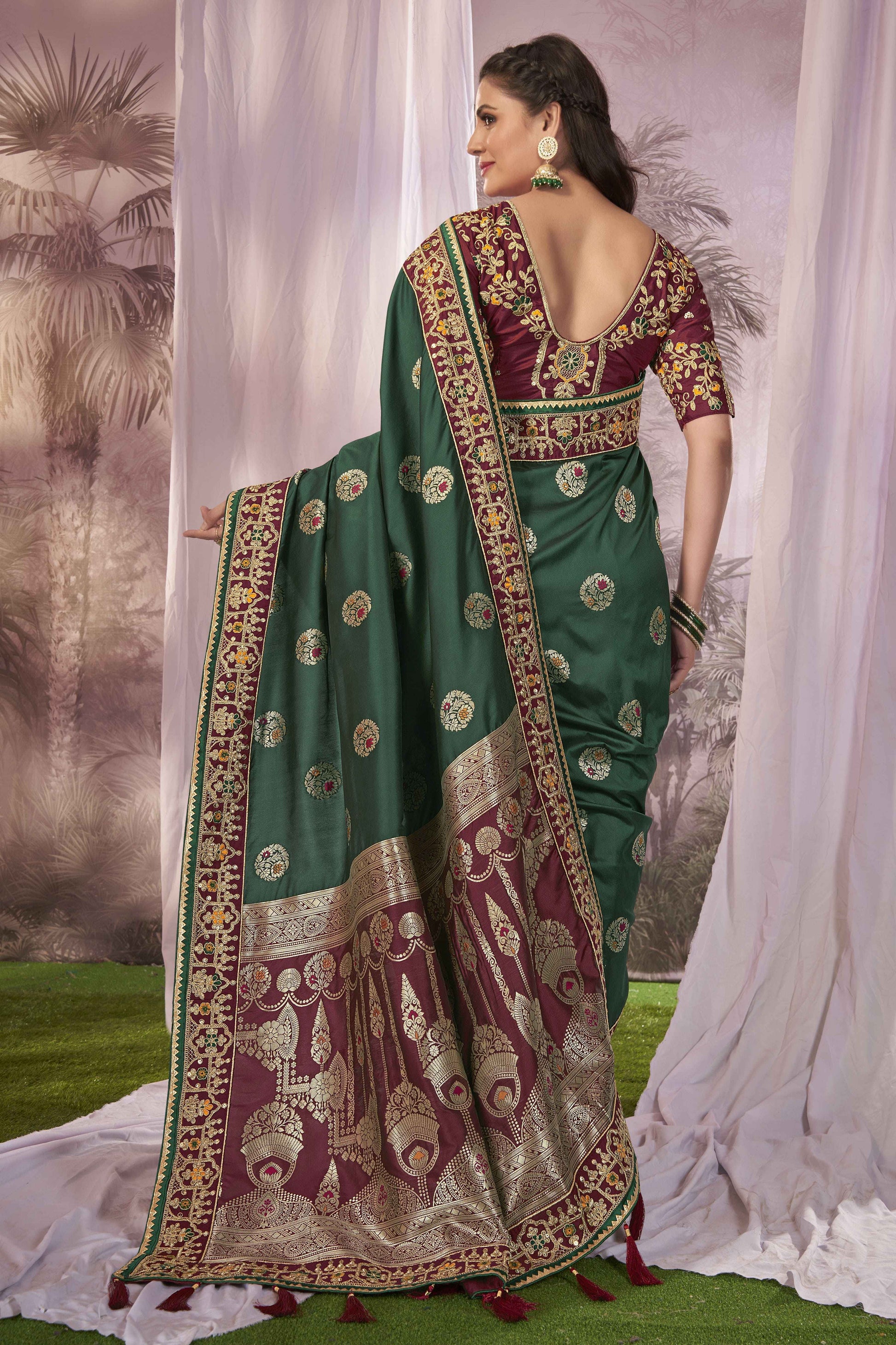 MANOHARI Banarasi Silk Blend Jacquard Work Saree - Green