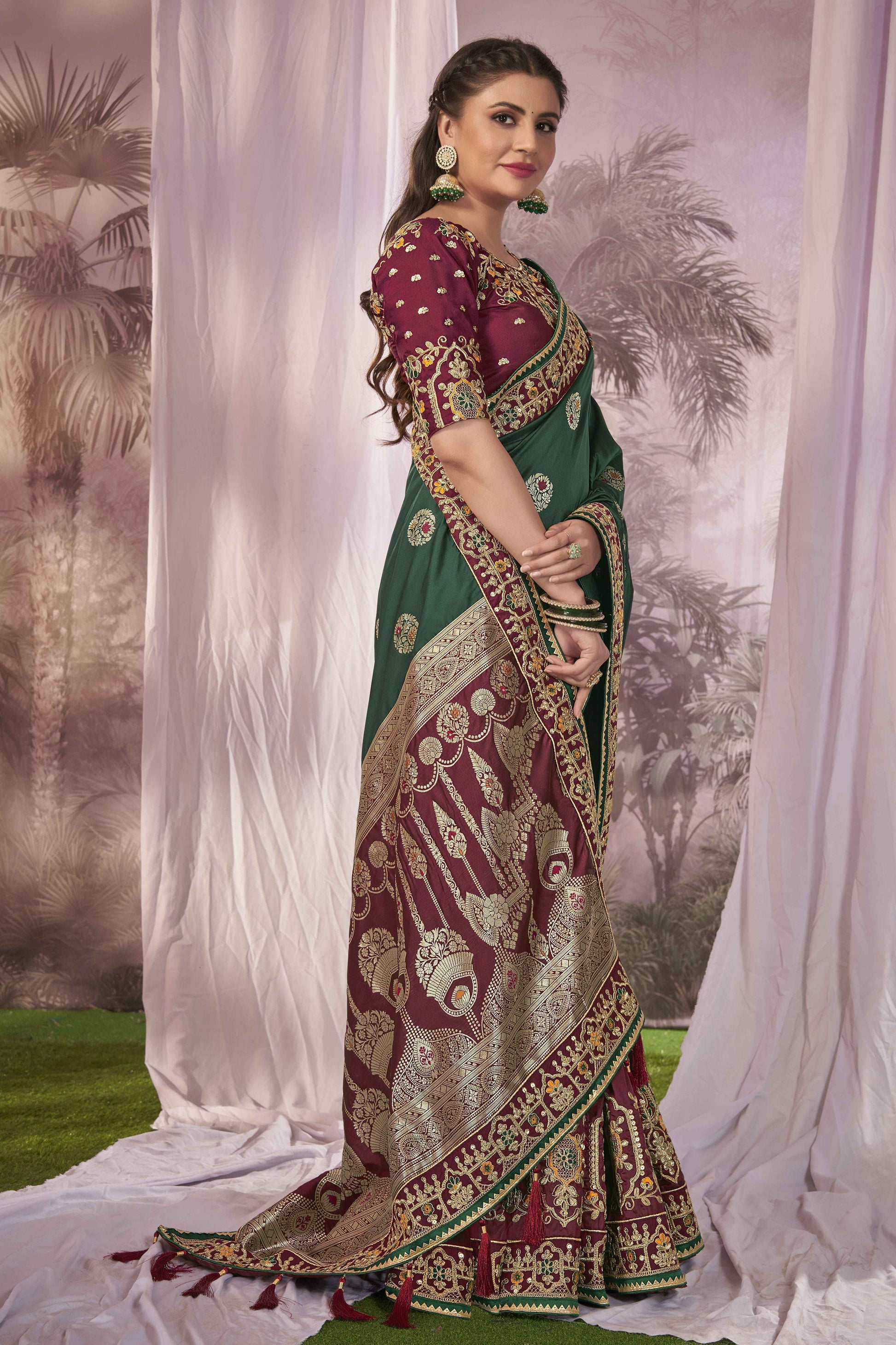 MANOHARI Banarasi Silk Blend Jacquard Work Saree - Green
