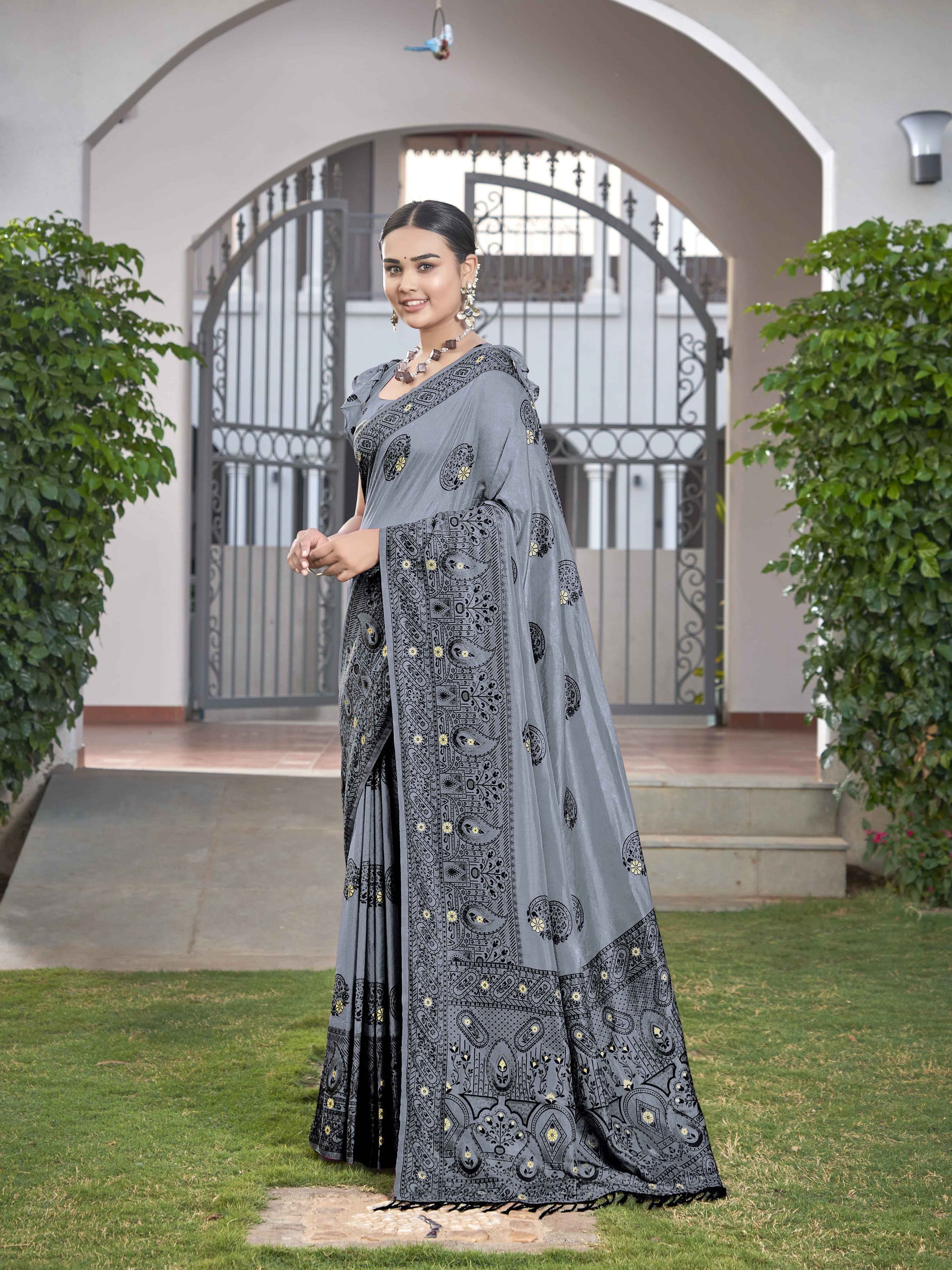 MANOHARI Banarasi Silk Blend Jacquard Work Saree - Grey