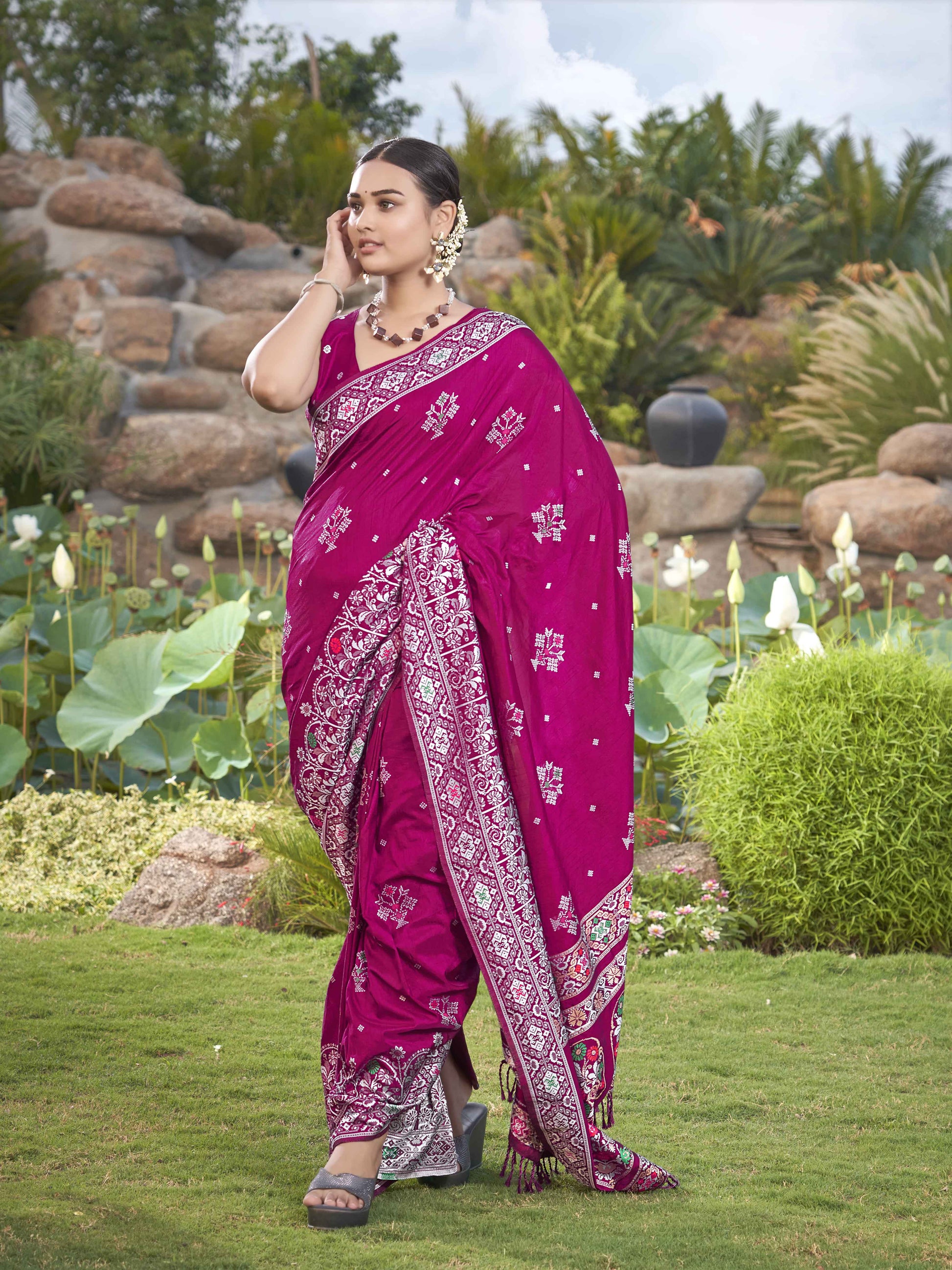 MANOHARI Banarasi Silk Blend Jacquard Work Saree - Pink