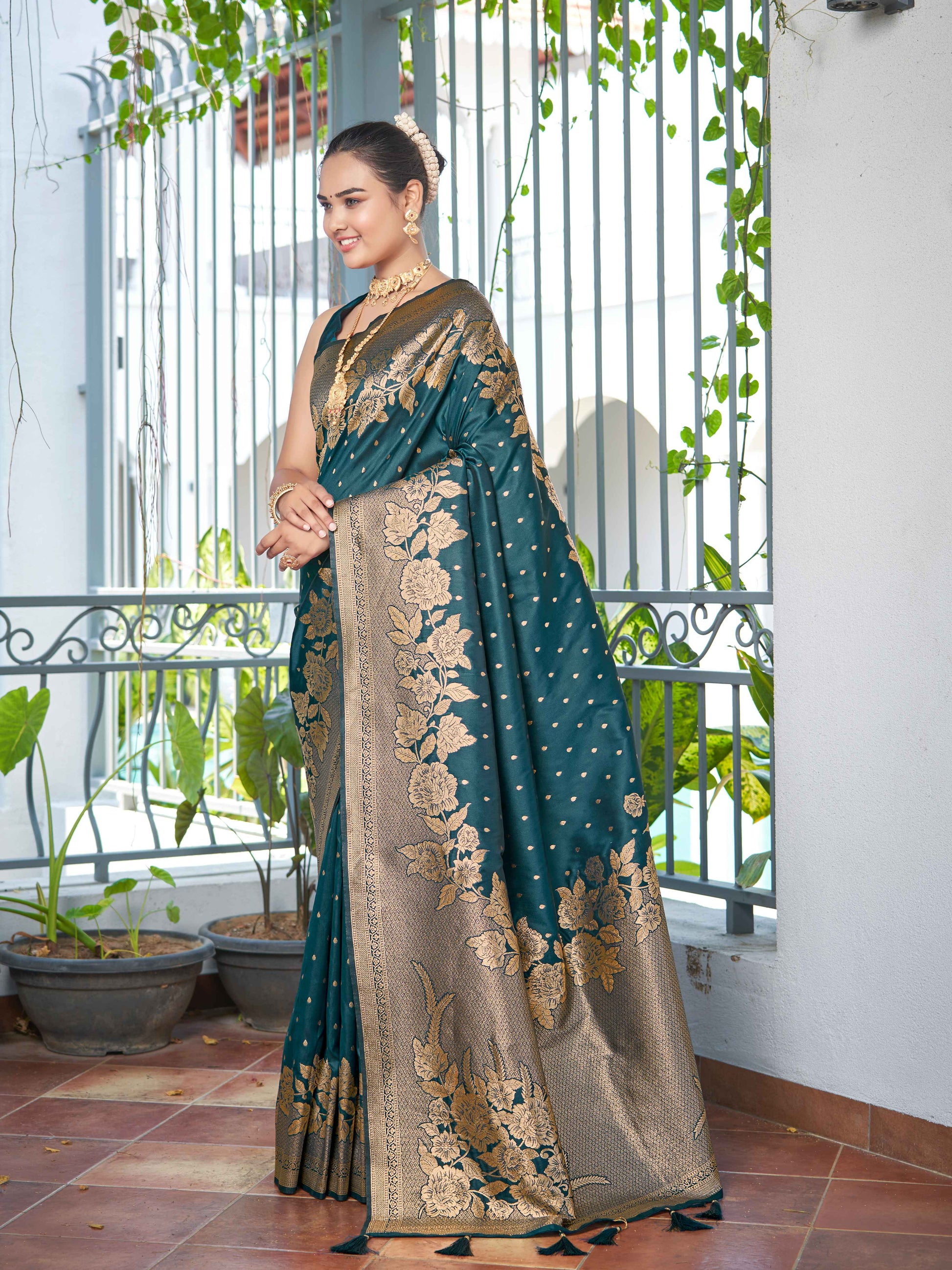 MANOHARI Banarasi Silk Blend Jacquard Work Saree - Green