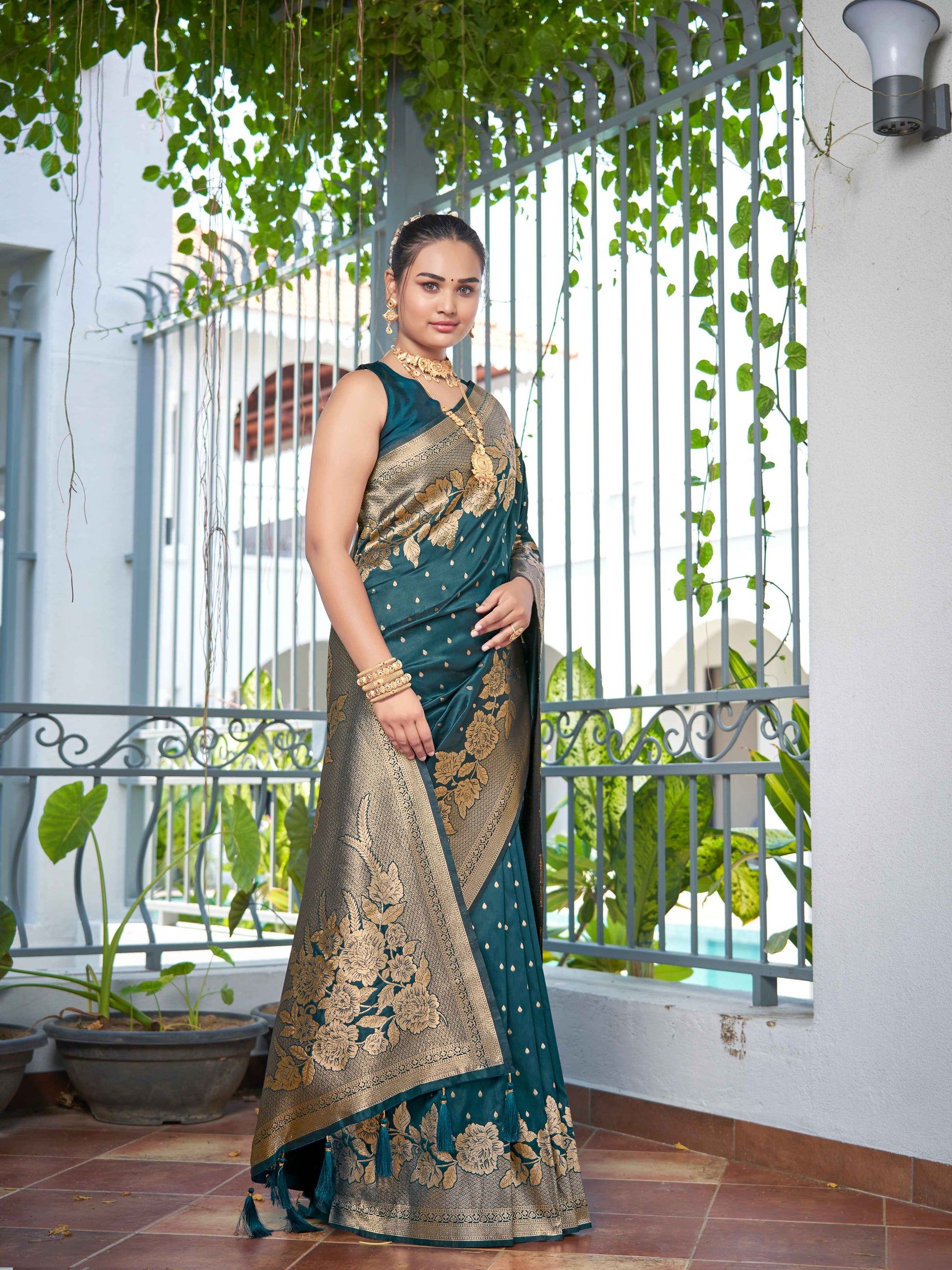 MANOHARI Banarasi Silk Blend Jacquard Work Saree - Green
