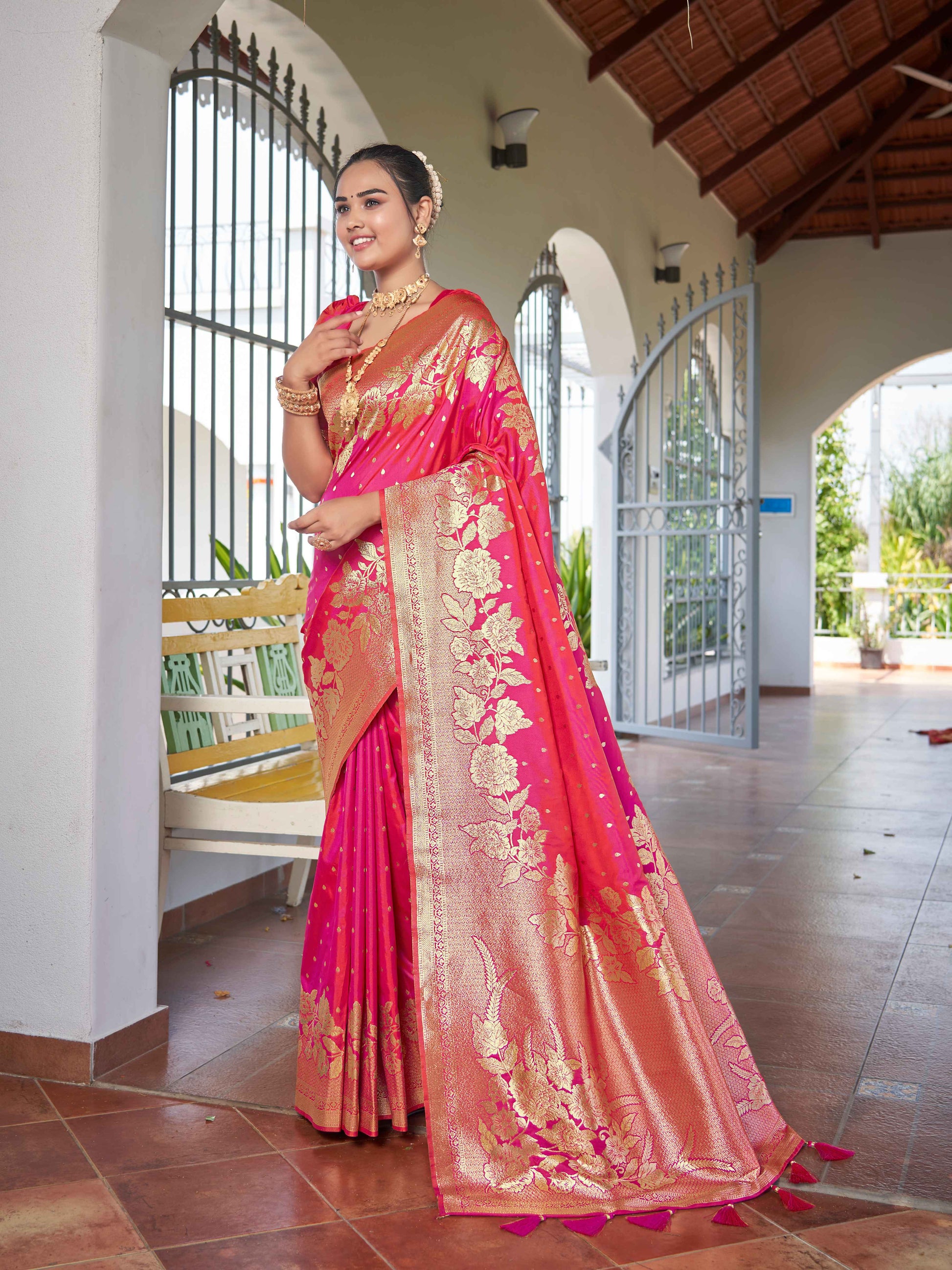 MANOHARI Banarasi Silk Blend Jacquard Work Saree - Pink
