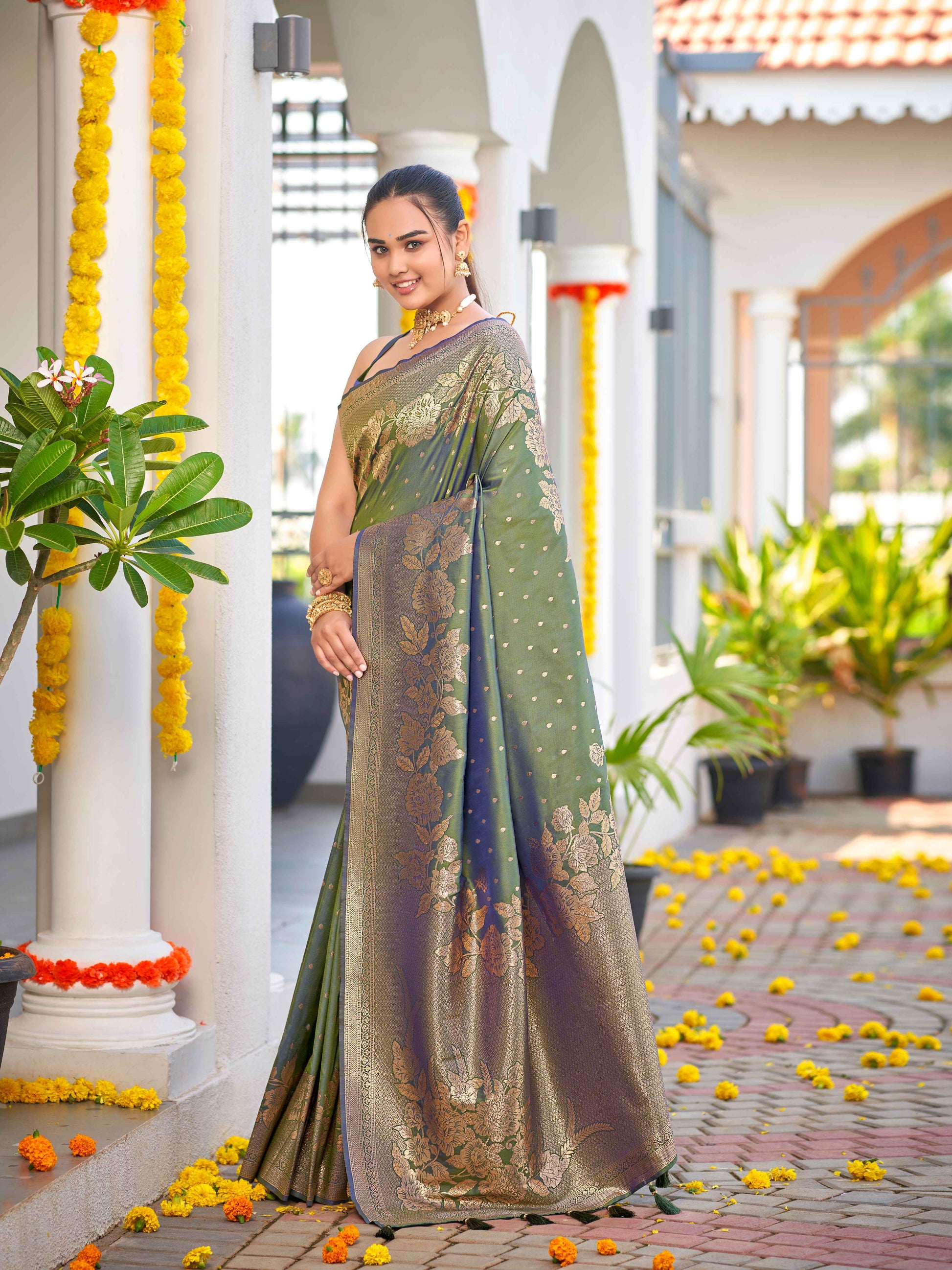 MANOHARI Banarasi Silk Blend Jacquard Work Saree - Green
