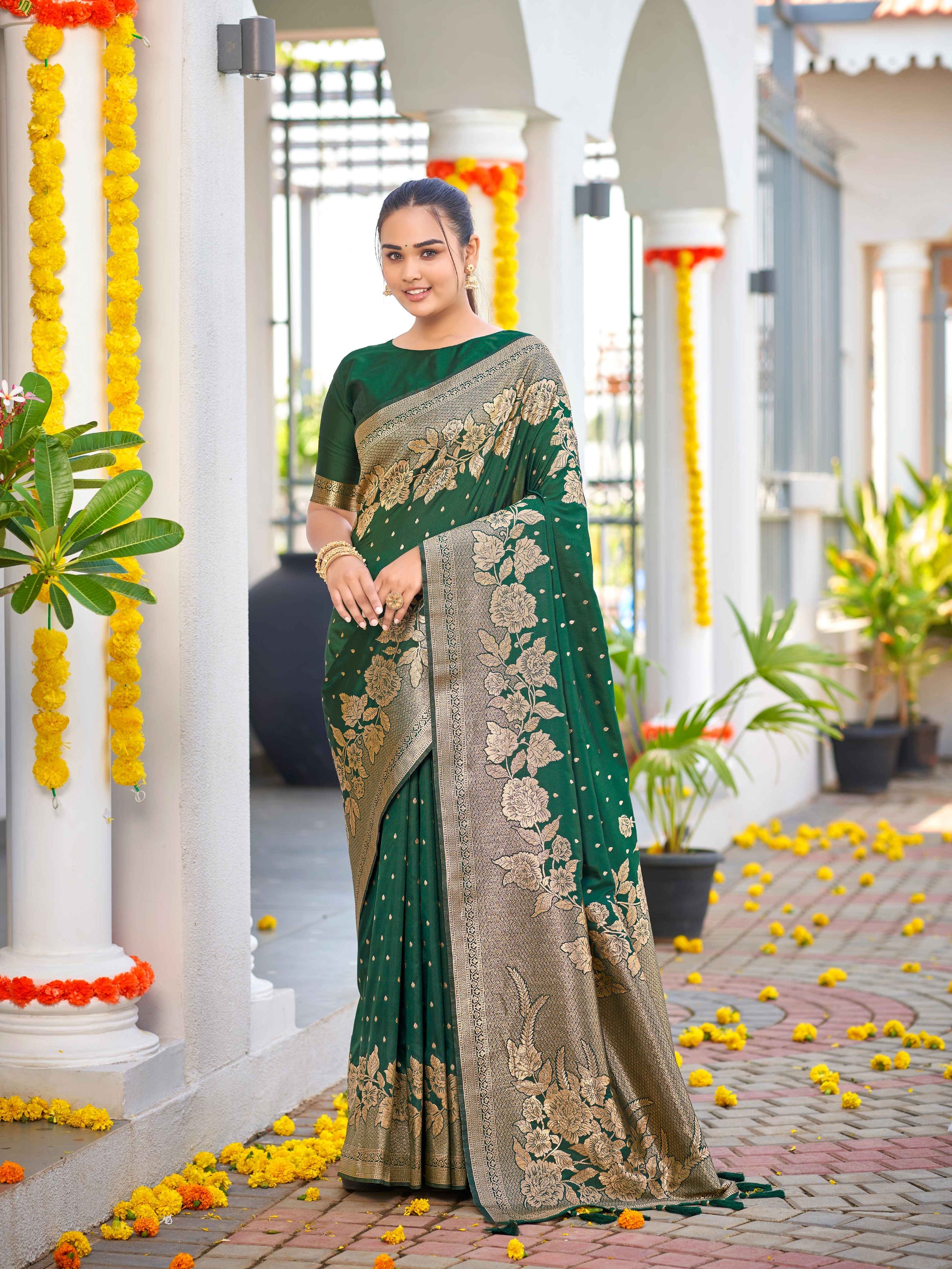 MANOHARI Banarasi Silk Blend Jacquard Work Saree - Green