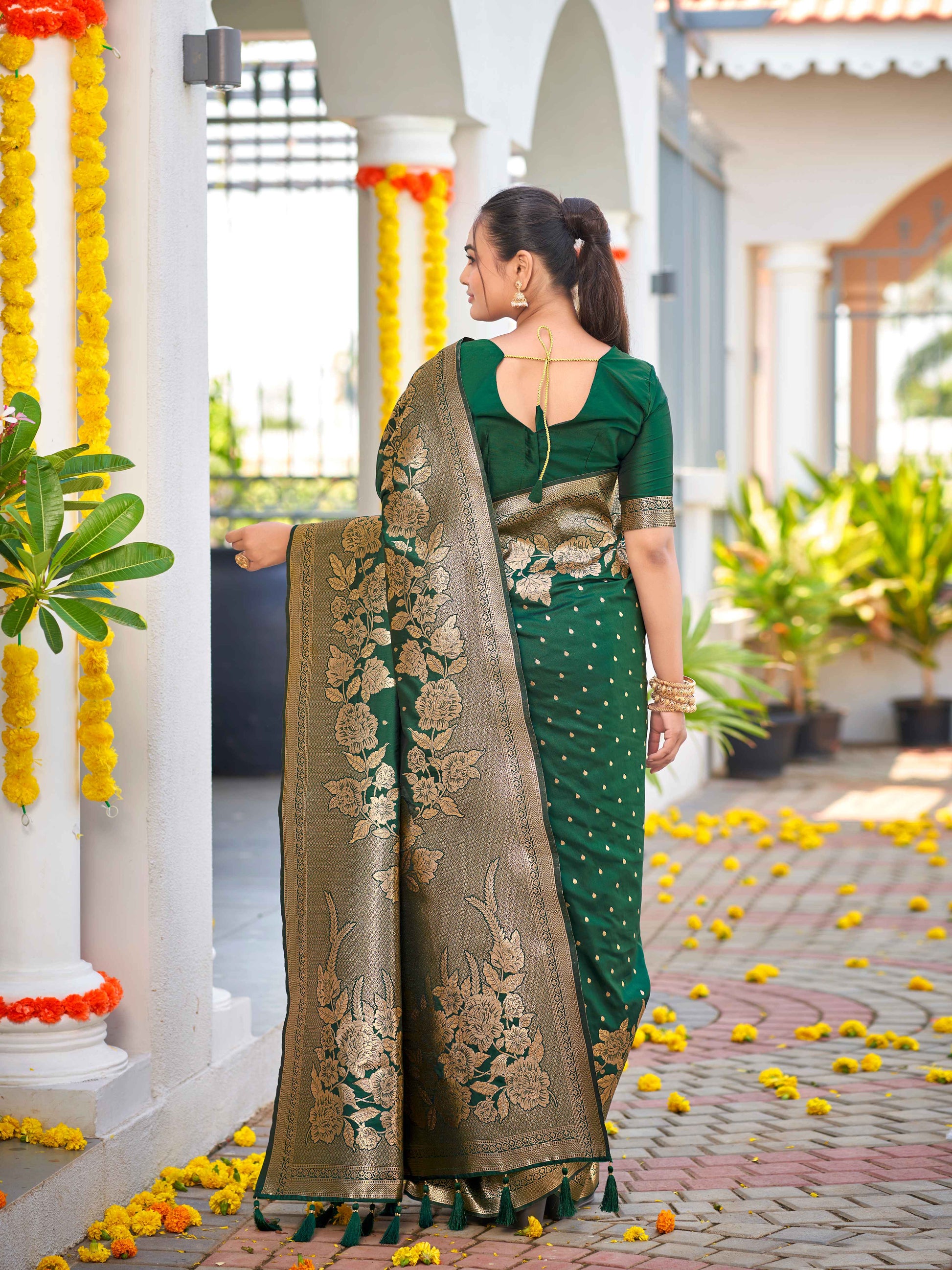 MANOHARI Banarasi Silk Blend Jacquard Work Saree - Green