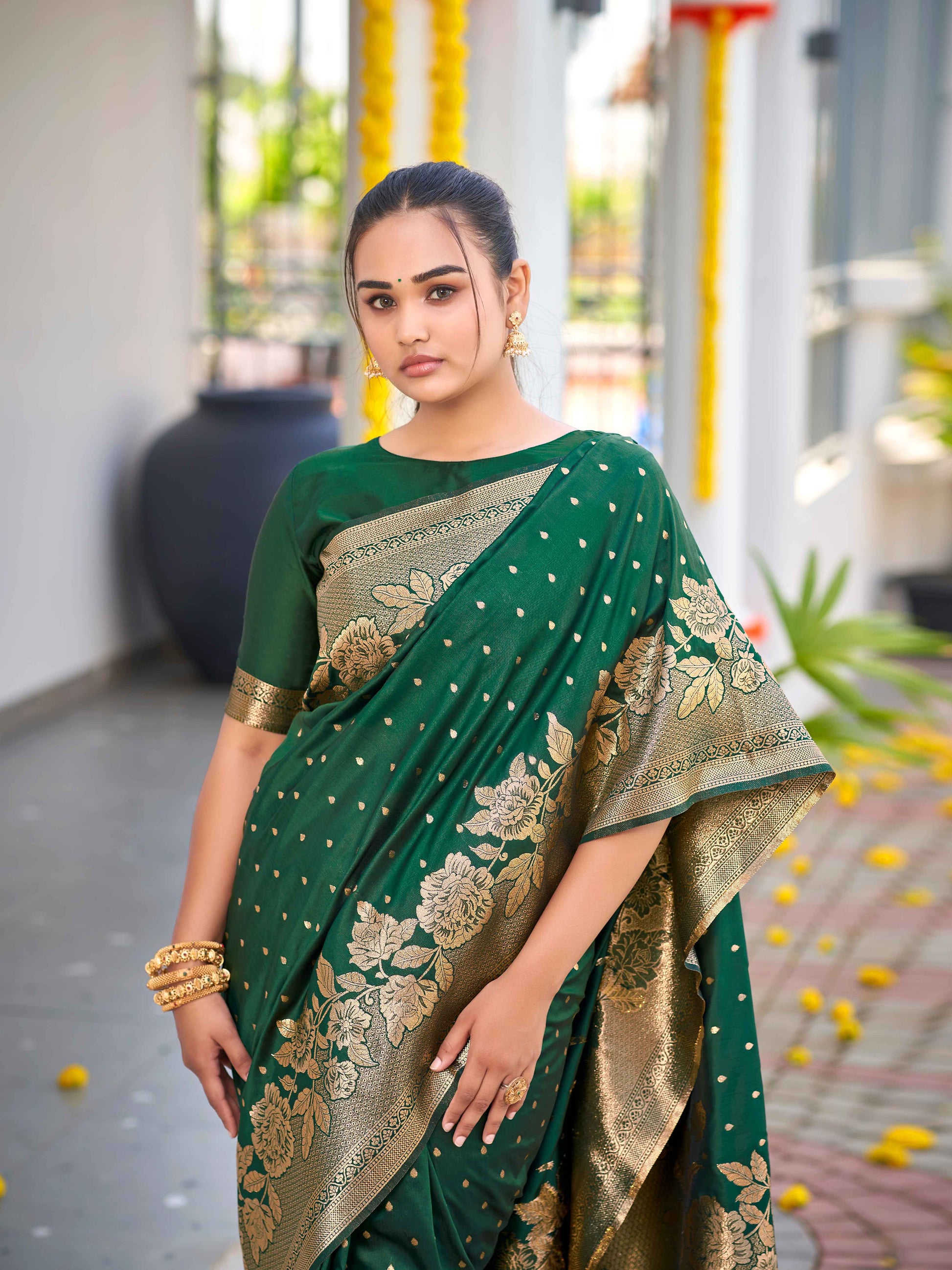 MANOHARI Banarasi Silk Blend Jacquard Work Saree - Green