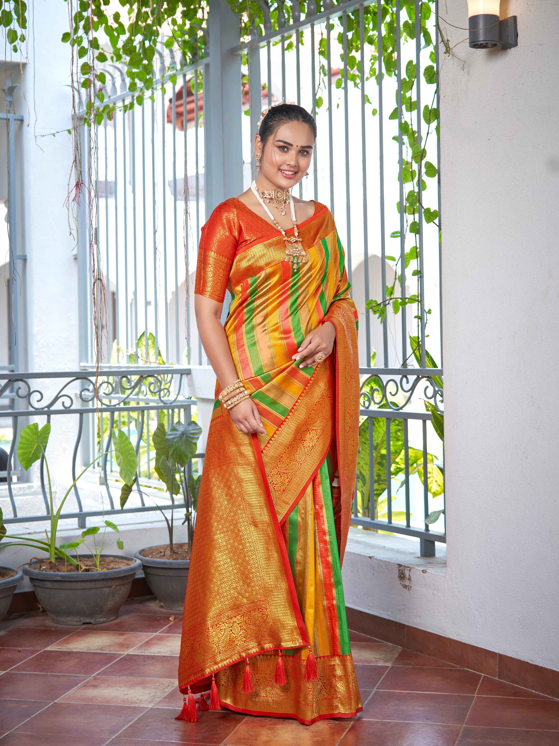 MANOHARI Banarasi Silk Blend Jacquard Work Saree - Red