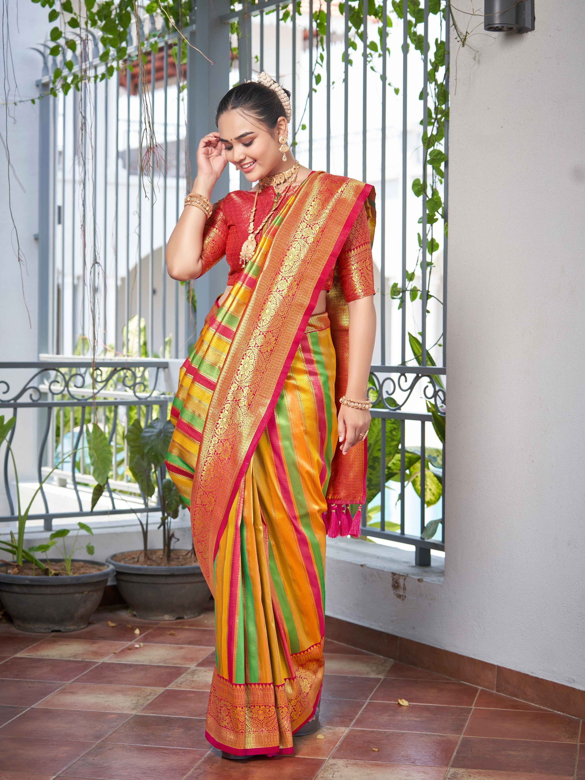 MANOHARI Banarasi Silk Blend Jacquard Work Saree - Pink
