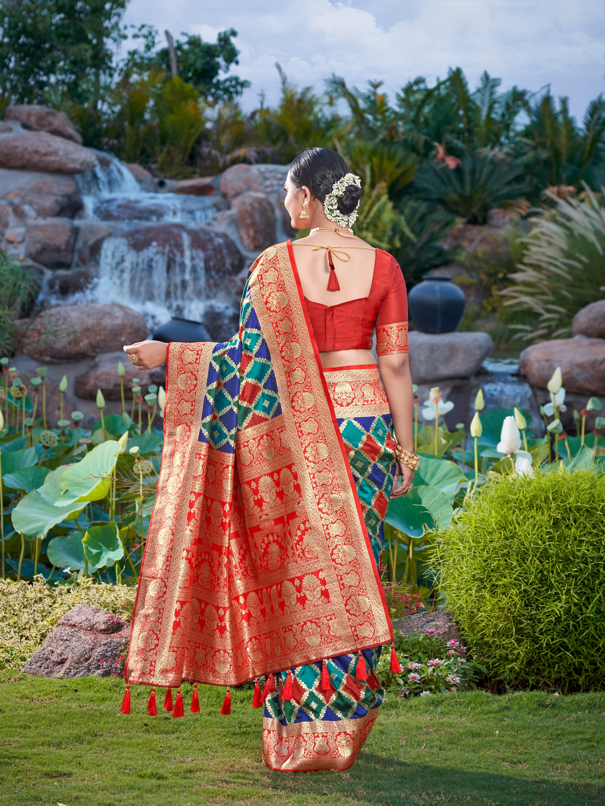 MANOHARI Banarasi Silk Blend Jacquard Work Saree - Blue