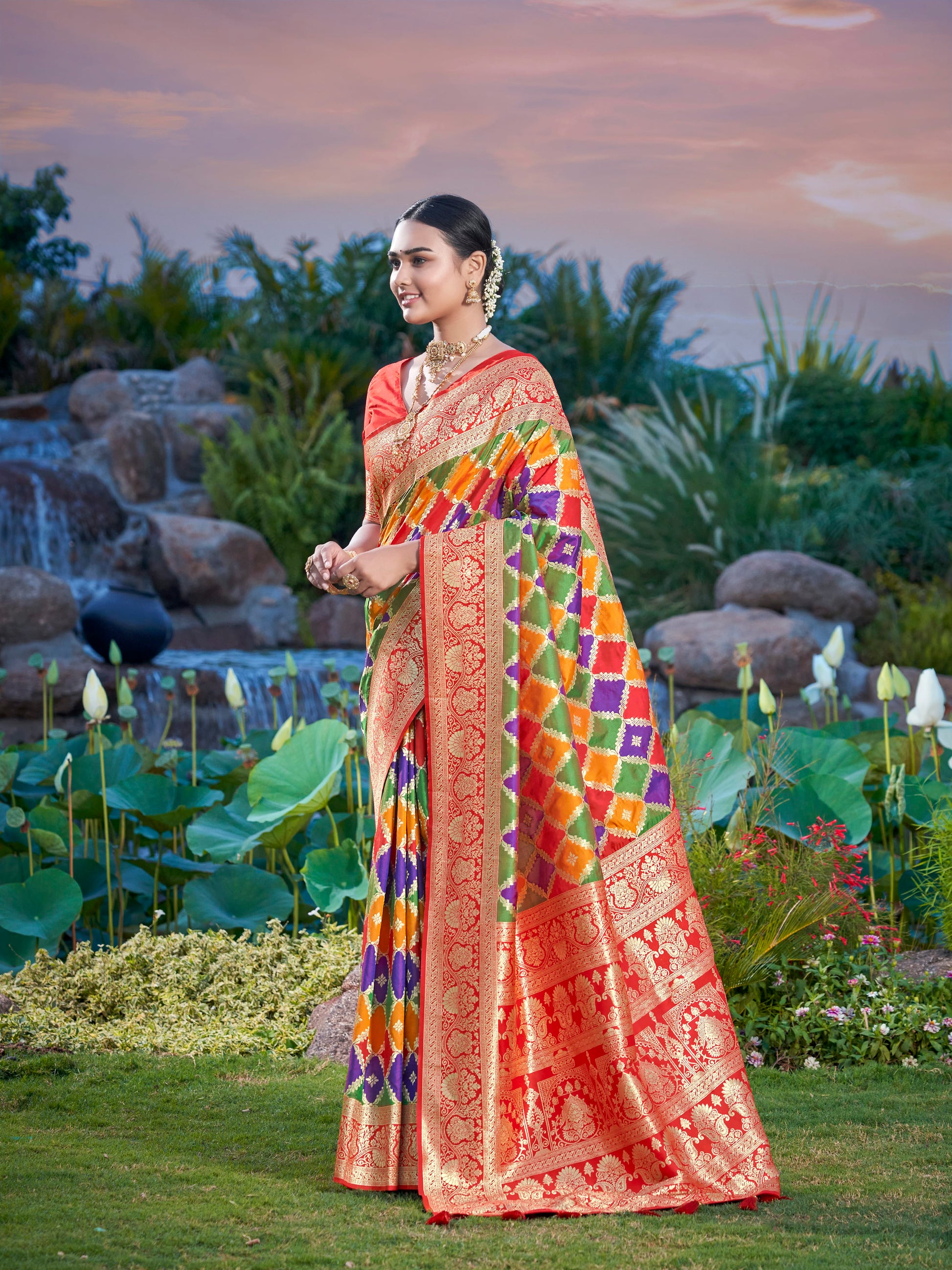 MANOHARI Banarasi Silk Blend Jacquard Work Saree - Green