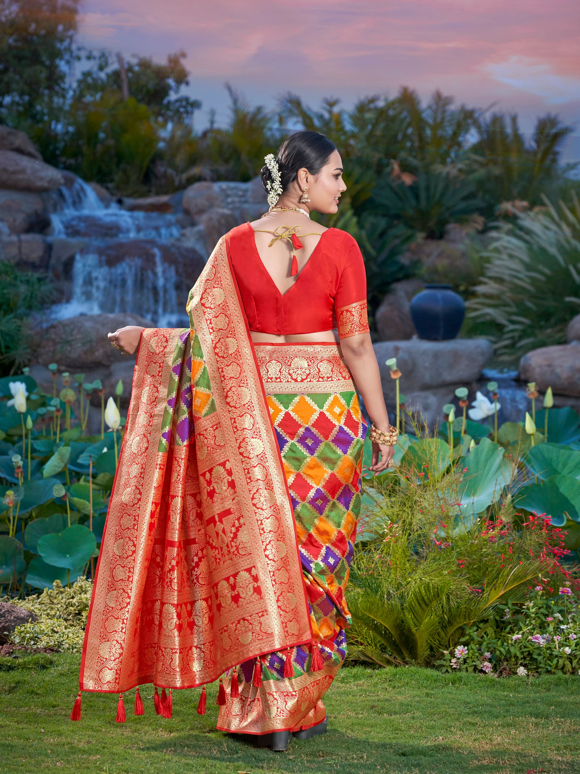 MANOHARI Banarasi Silk Blend Jacquard Work Saree - Green