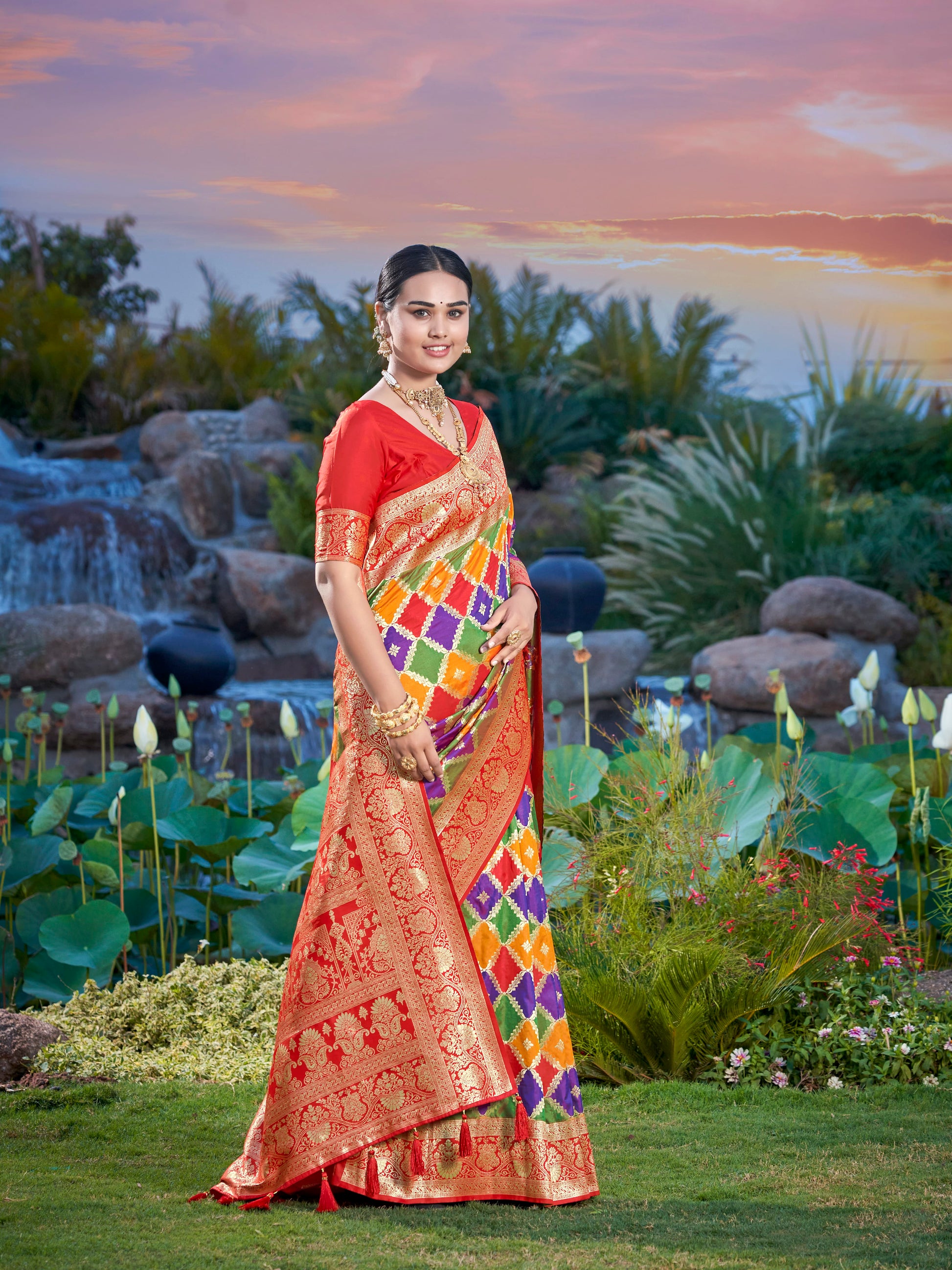 MANOHARI Banarasi Silk Blend Jacquard Work Saree - Green