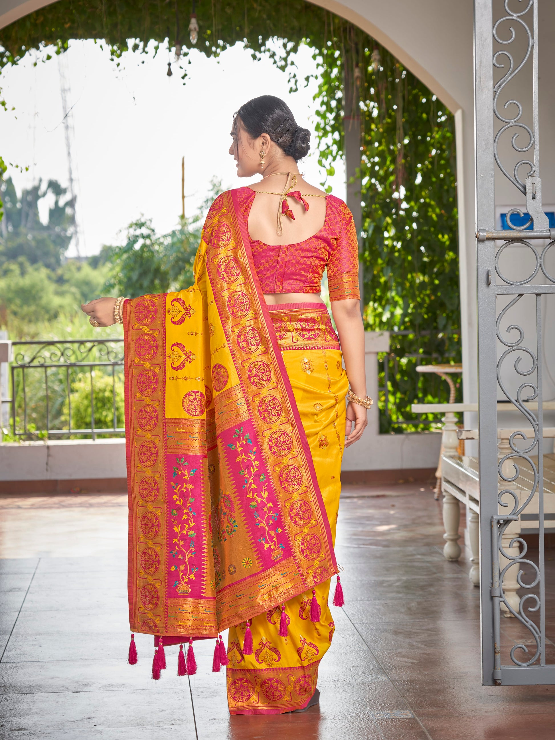 MANOHARI Banarasi Silk Blend Jacquard Work Saree - Yellow