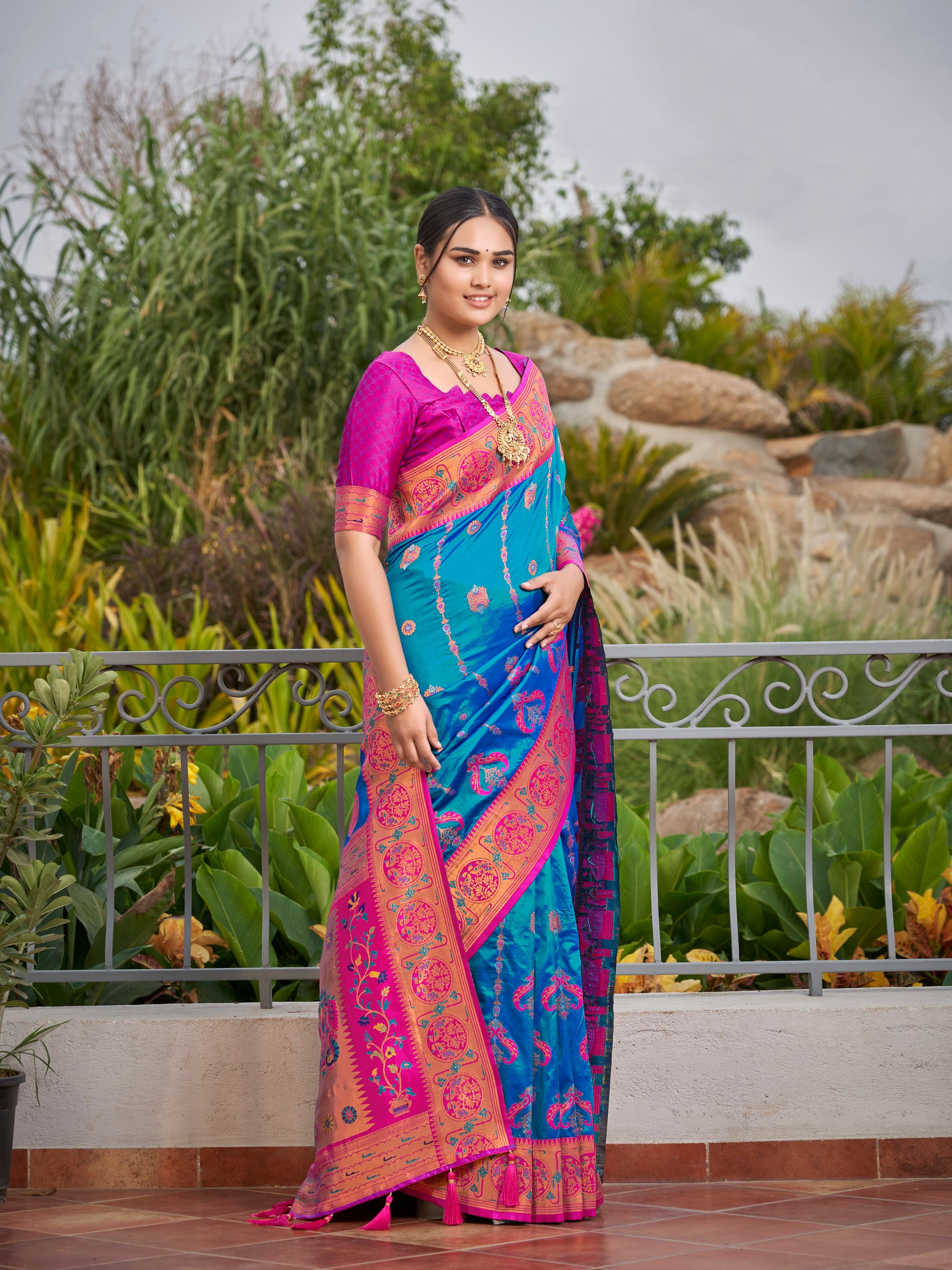 MANOHARI Banarasi Silk Blend Jacquard Work Saree - Blue