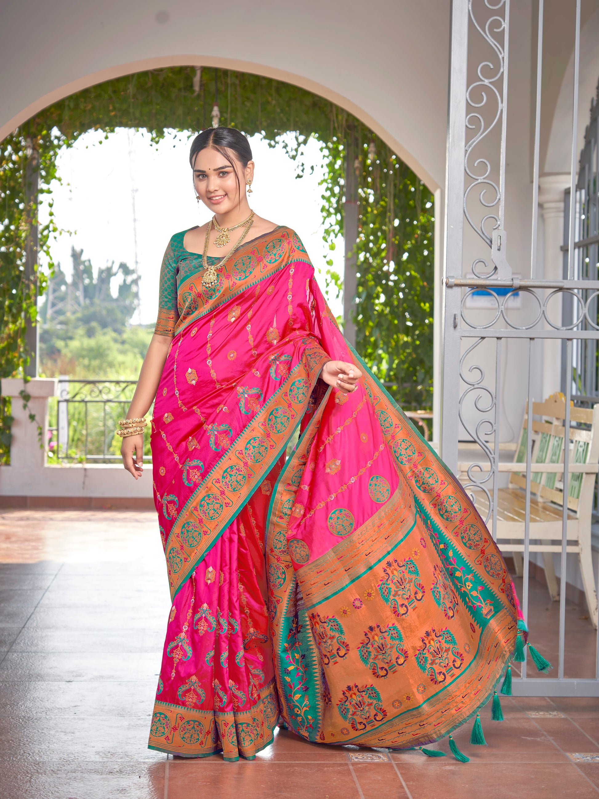 MANOHARI Banarasi Silk Blend Jacquard Work Saree - Pink