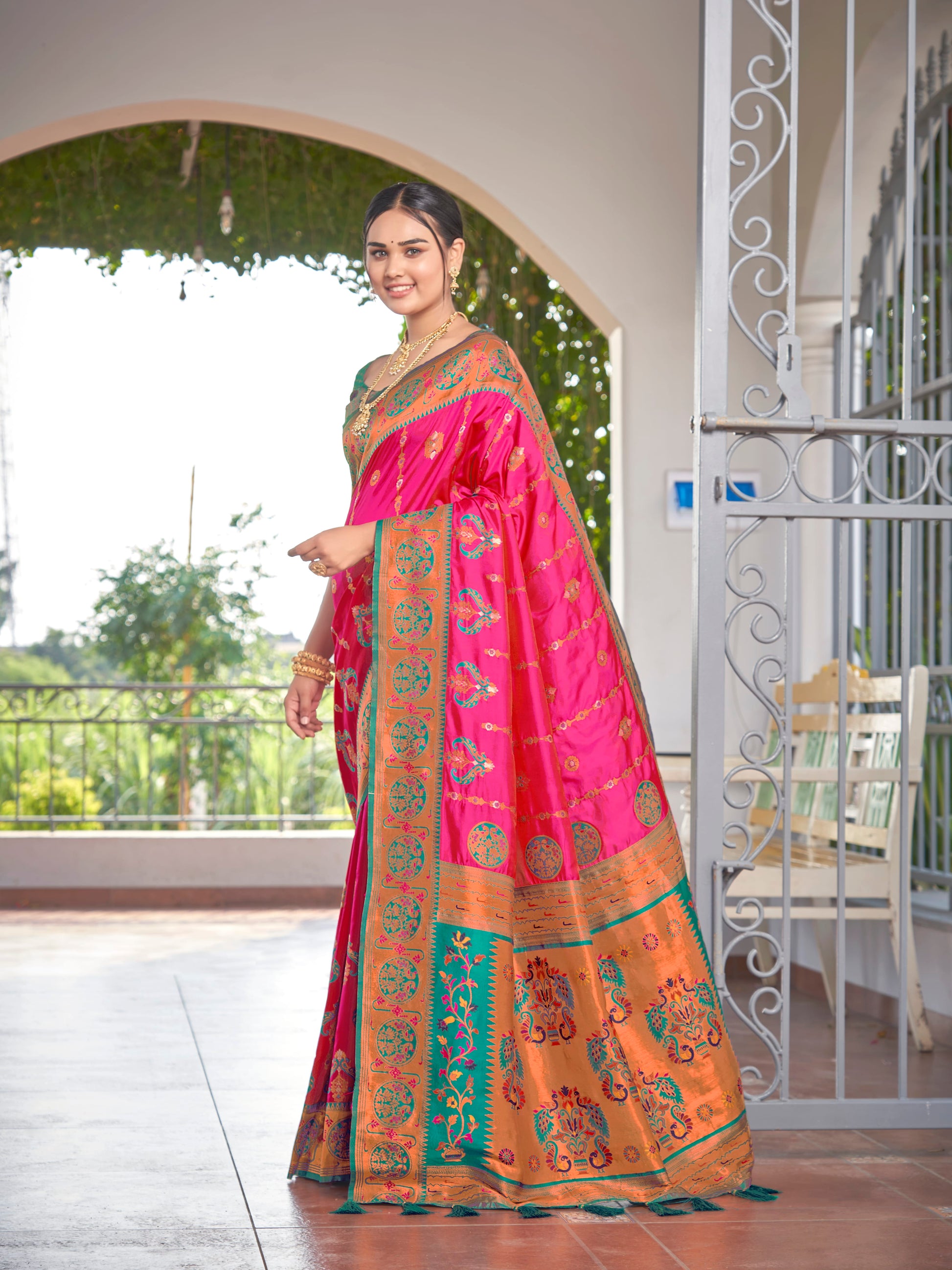 MANOHARI Banarasi Silk Blend Jacquard Work Saree - Pink