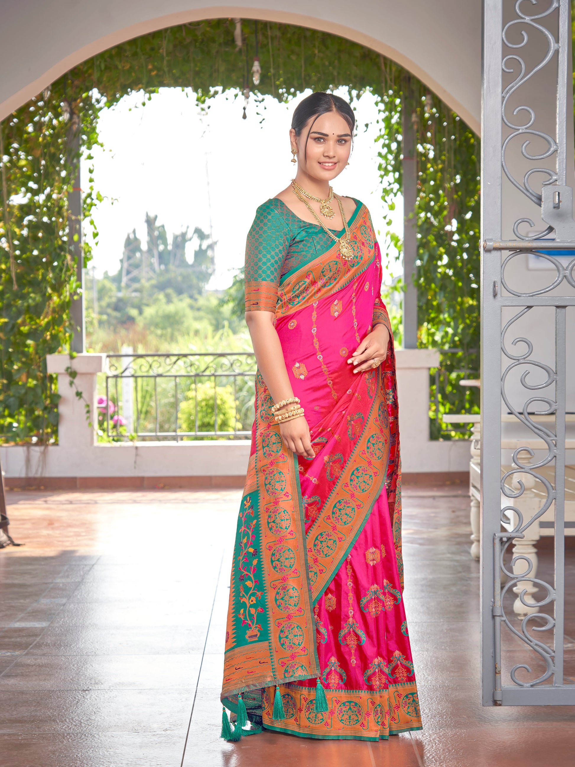 MANOHARI Banarasi Silk Blend Jacquard Work Saree - Pink