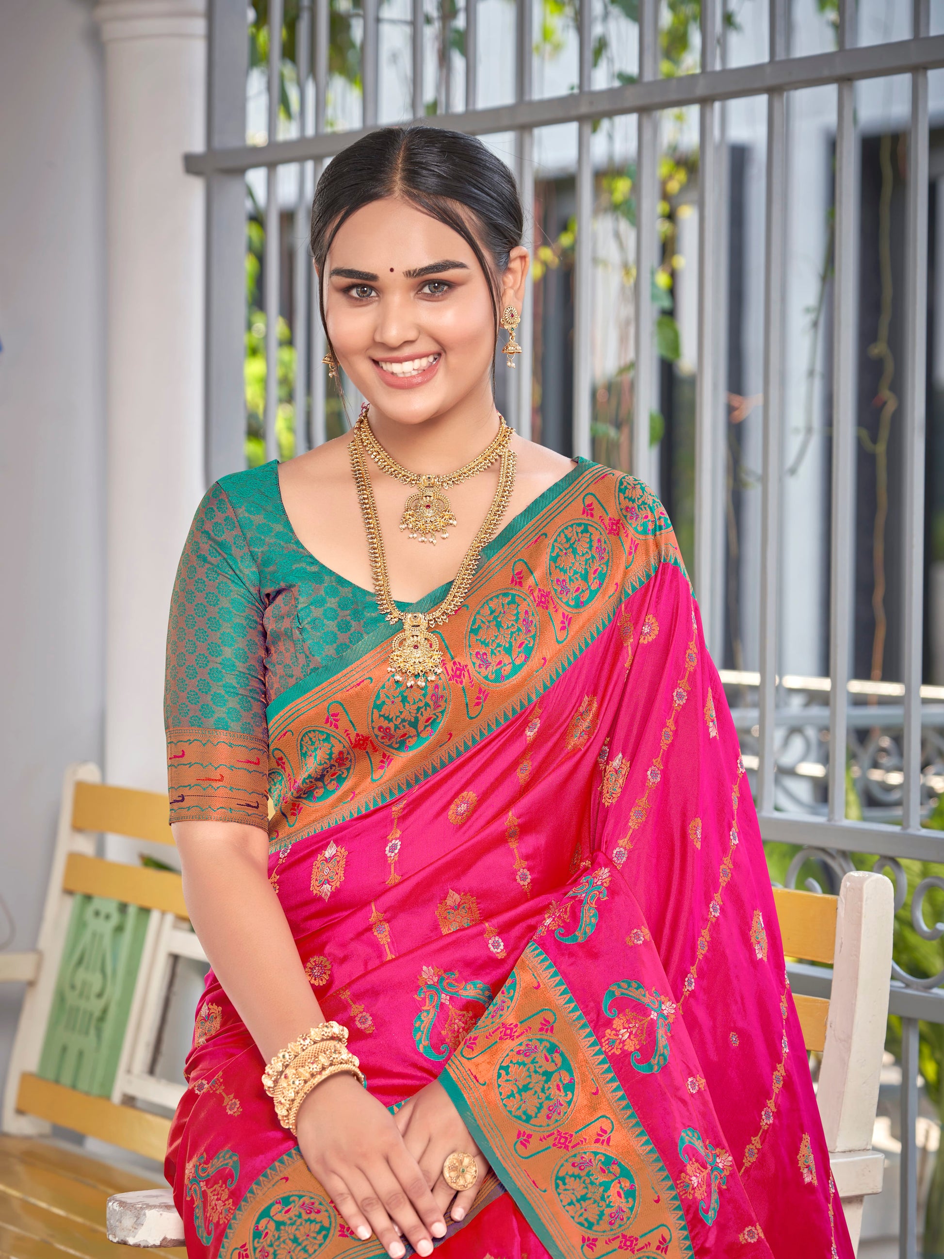 MANOHARI Banarasi Silk Blend Jacquard Work Saree - Pink