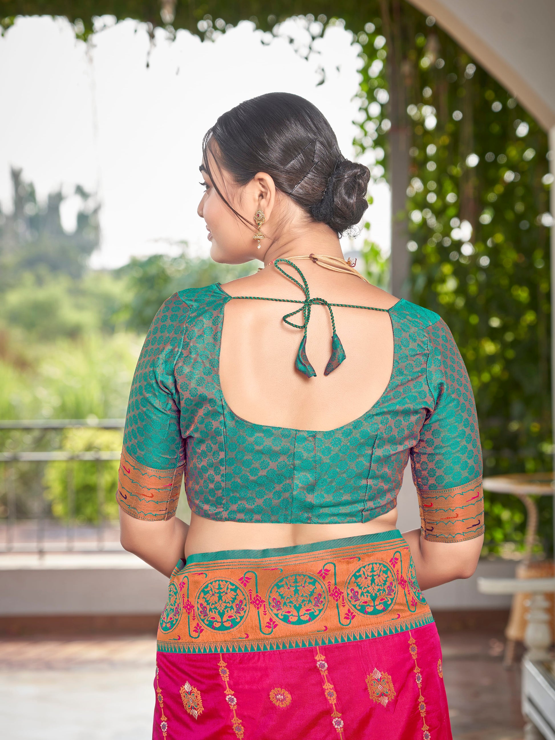 MANOHARI Banarasi Silk Blend Jacquard Work Saree - Pink
