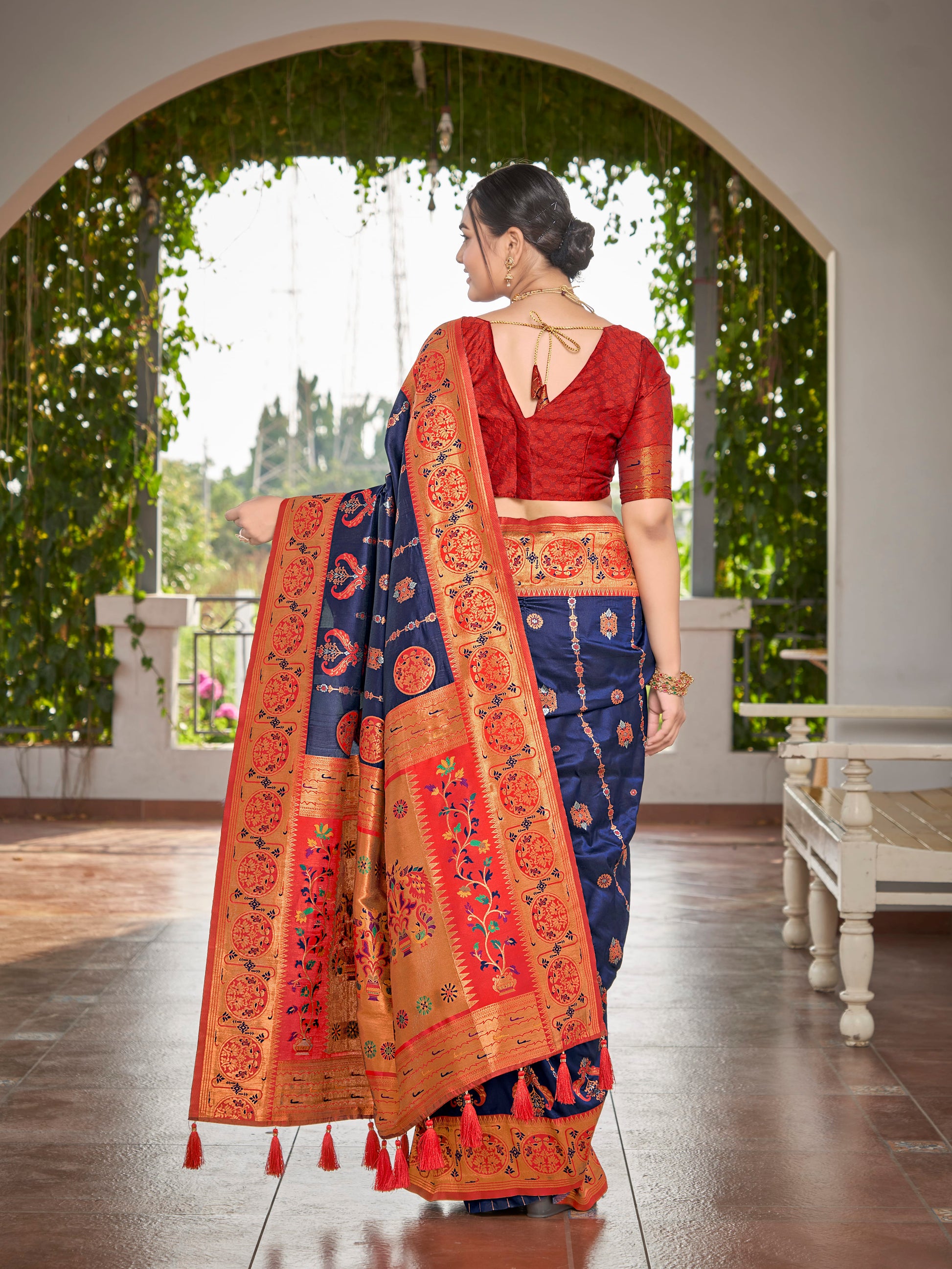 MANOHARI Banarasi Silk Blend Jacquard Work Saree - Blue