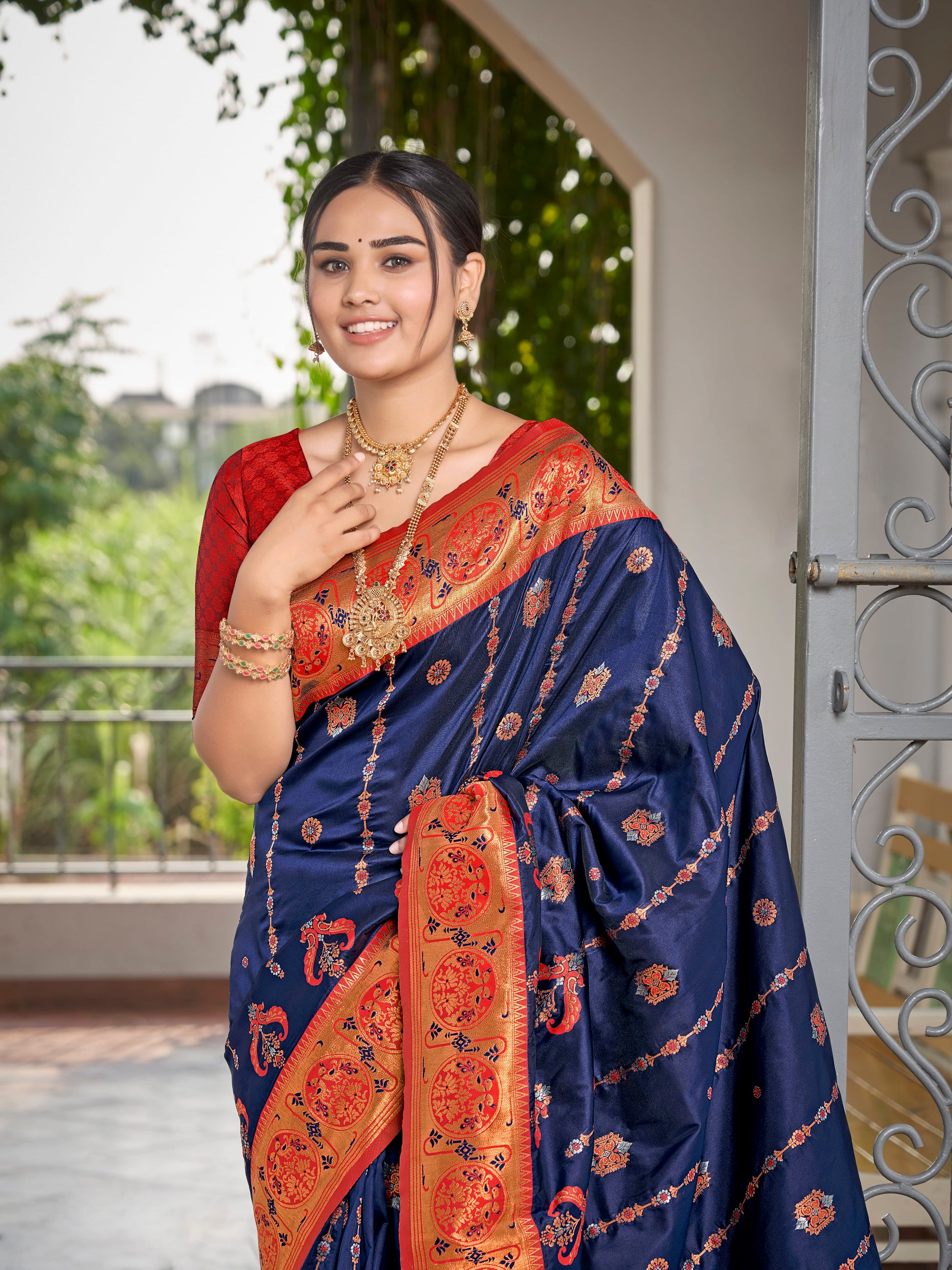 MANOHARI Banarasi Silk Blend Jacquard Work Saree - Blue