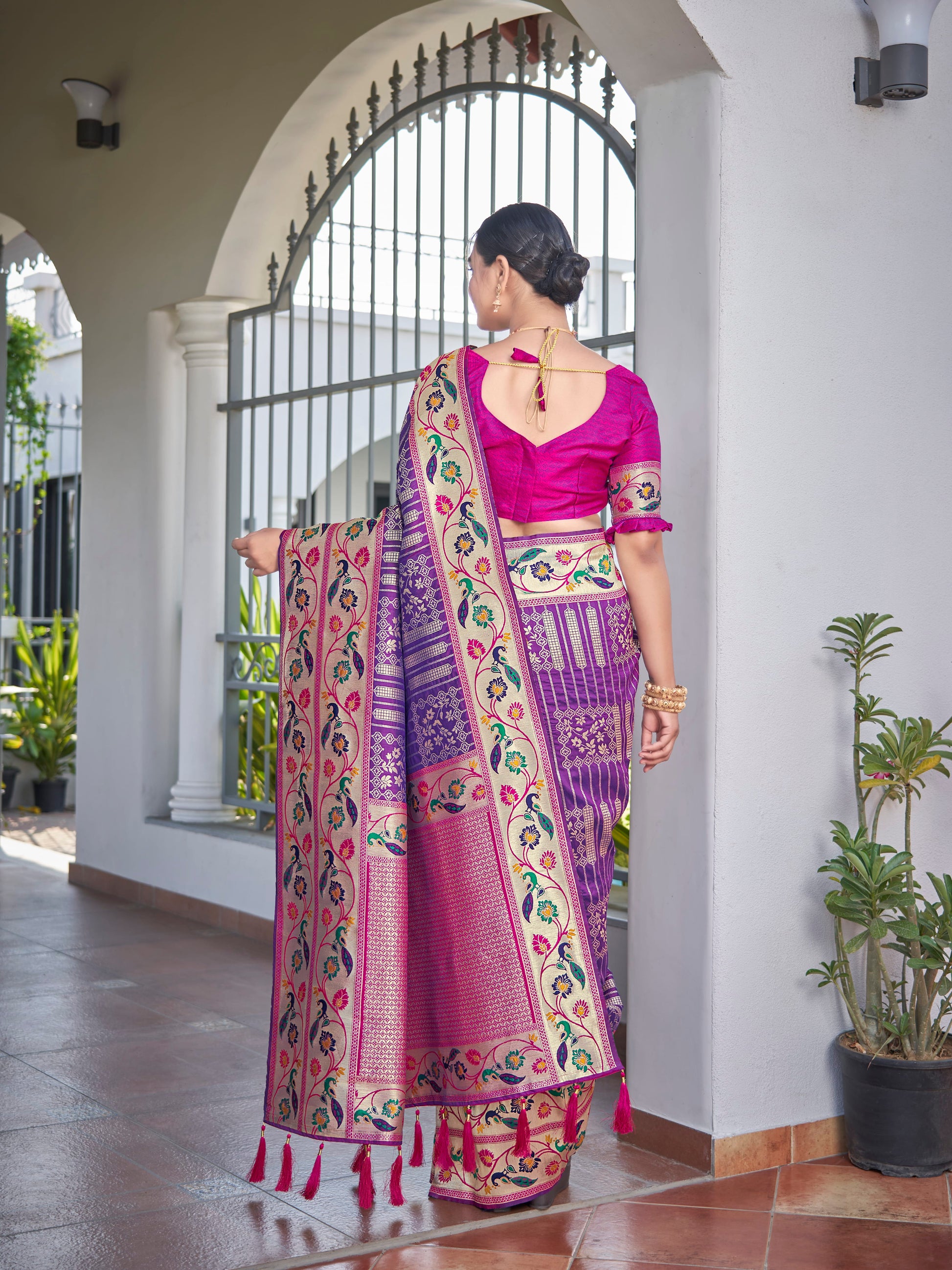 MANOHARI Banarasi Silk Blend Jacquard Work Saree - Purple
